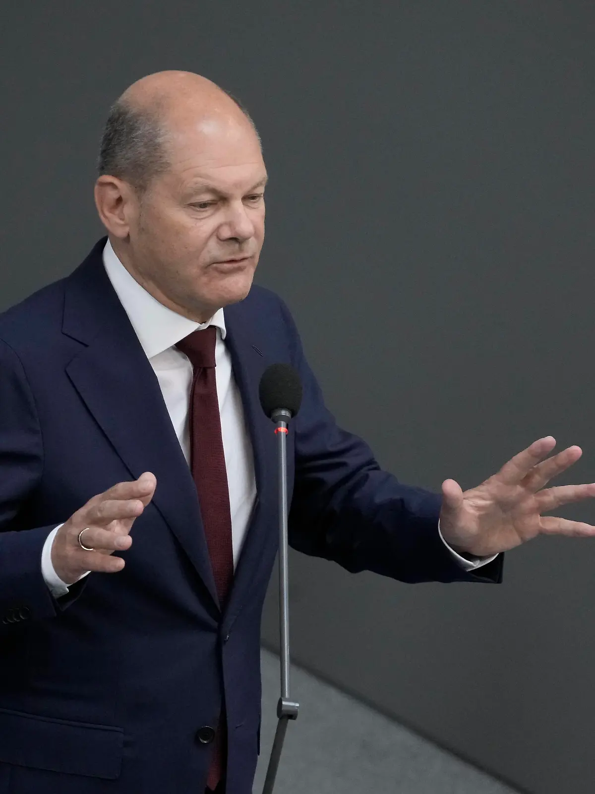  Deutscher Bundestag, 46. Plenarsitzung Aktuell,06.07.2022 Berlin, Bundeskanzler Olaf Scholz SPD beantwortet mit dynamischer Handgeste die Fragen der Abgeordneten von seinem Platz auf der Regierungsbank bei der Befragung der Bundesregierung im Rahmen der 46. Sitzung des Deutschen Bundestag in Berlin Berlin Berlin Deutschland *** German Bundestag, 46 plenary session News,06 07 2022 Berlin, Chancellor Olaf Scholz SPD answers MPs questions with dynamic hand gesture from his seat on the government bench during questioning of the federal government during the 46 session of the German Bundestag in Berlin Berlin Germany