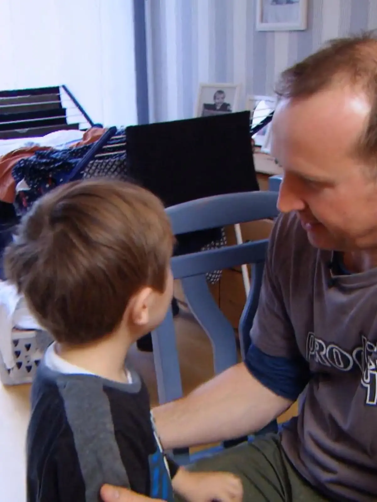 Bild zu: "Patrick fragt die Kinder, was sie essen wollen"