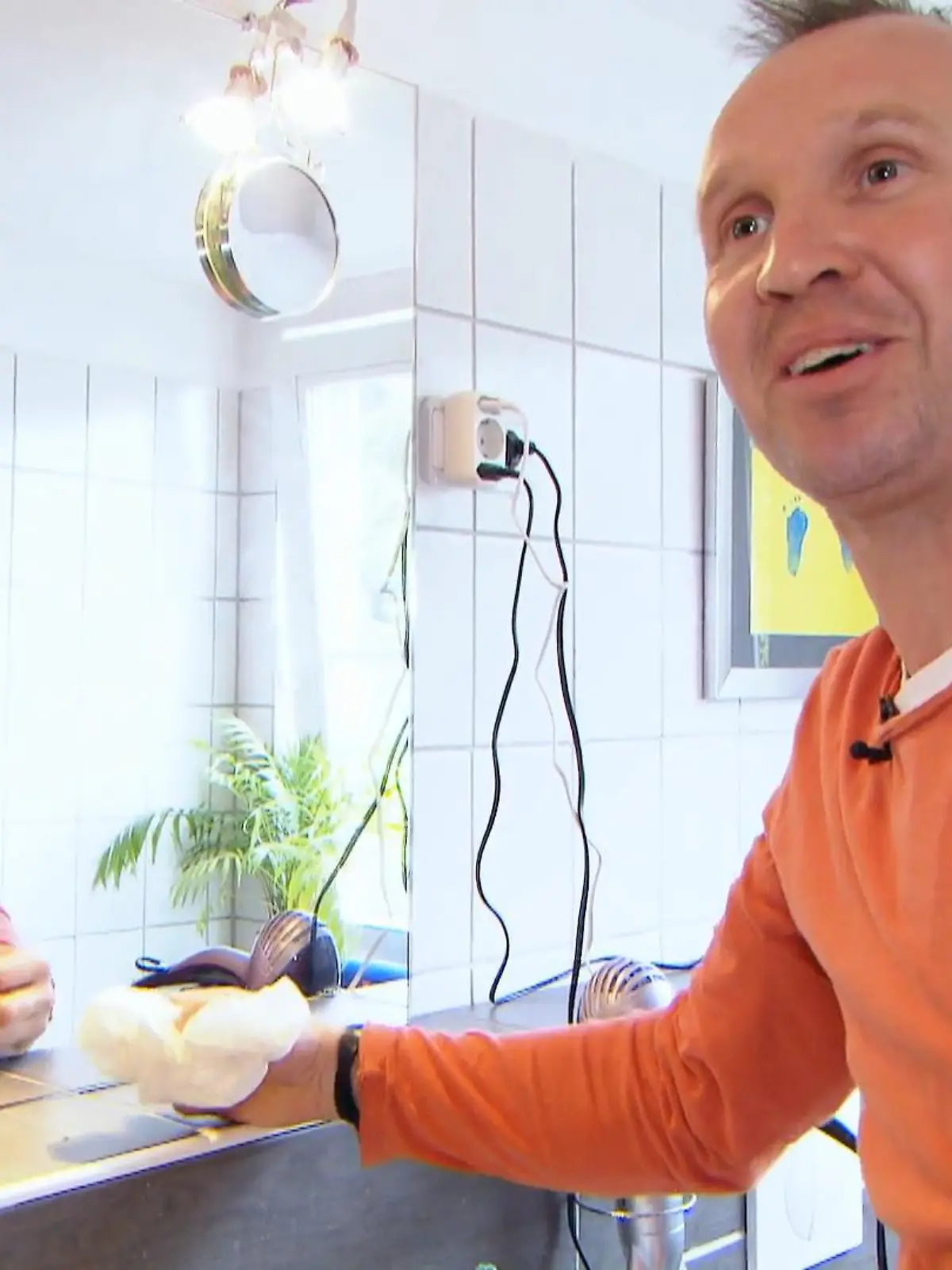 Bild zu: "Patrick ist gründlich beim putzen"