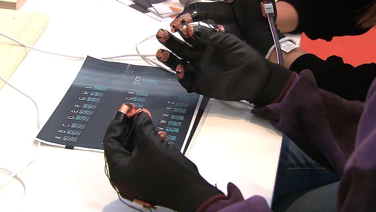 Der Handschuh für Blinde im Einsatz.