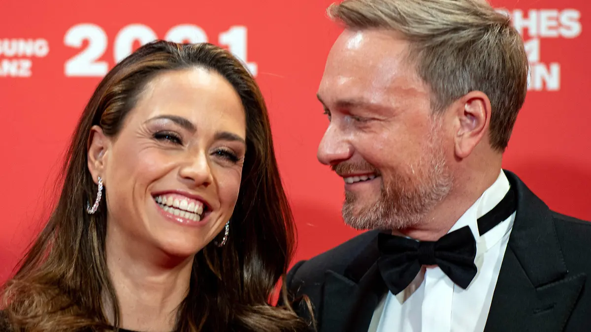 ARCHIV - 13.11.2021, Berlin: Christian Lindner (FDP), Parteivorsitzender, und seine Partnerin Franca Lehfeldt stehen auf der Preisverleihung des "Preis für Verständigung und Toleranz" an der Pressewand. (zu dpa "Sylts Bürgermeister traut Finanzminister Lindner und Partnerin") Foto: Fabian Sommer/dpa +++ dpa-Bildfunk +++