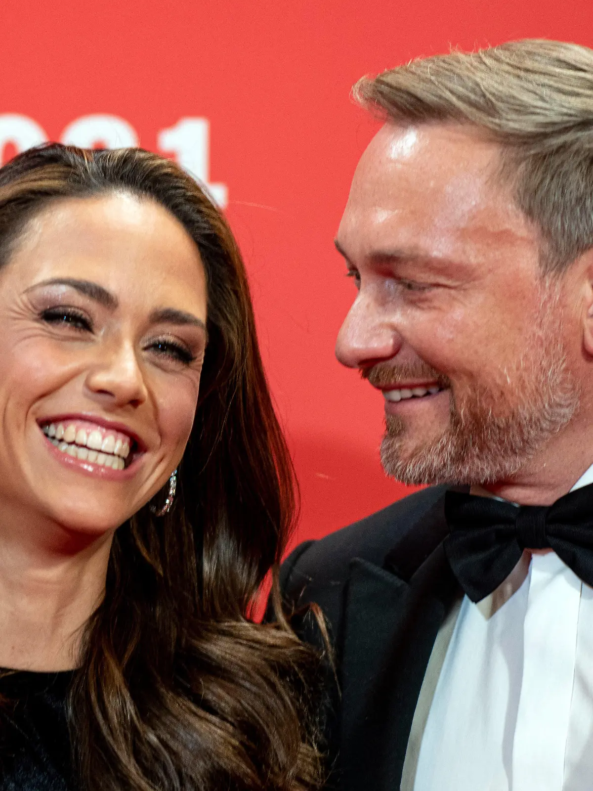 ARCHIV - 13.11.2021, Berlin: Christian Lindner (FDP), Parteivorsitzender, und seine Partnerin Franca Lehfeldt stehen auf der Preisverleihung des "Preis für Verständigung und Toleranz" an der Pressewand. (zu dpa "Sylts Bürgermeister traut Finanzminister Lindner und Partnerin") Foto: Fabian Sommer/dpa +++ dpa-Bildfunk +++