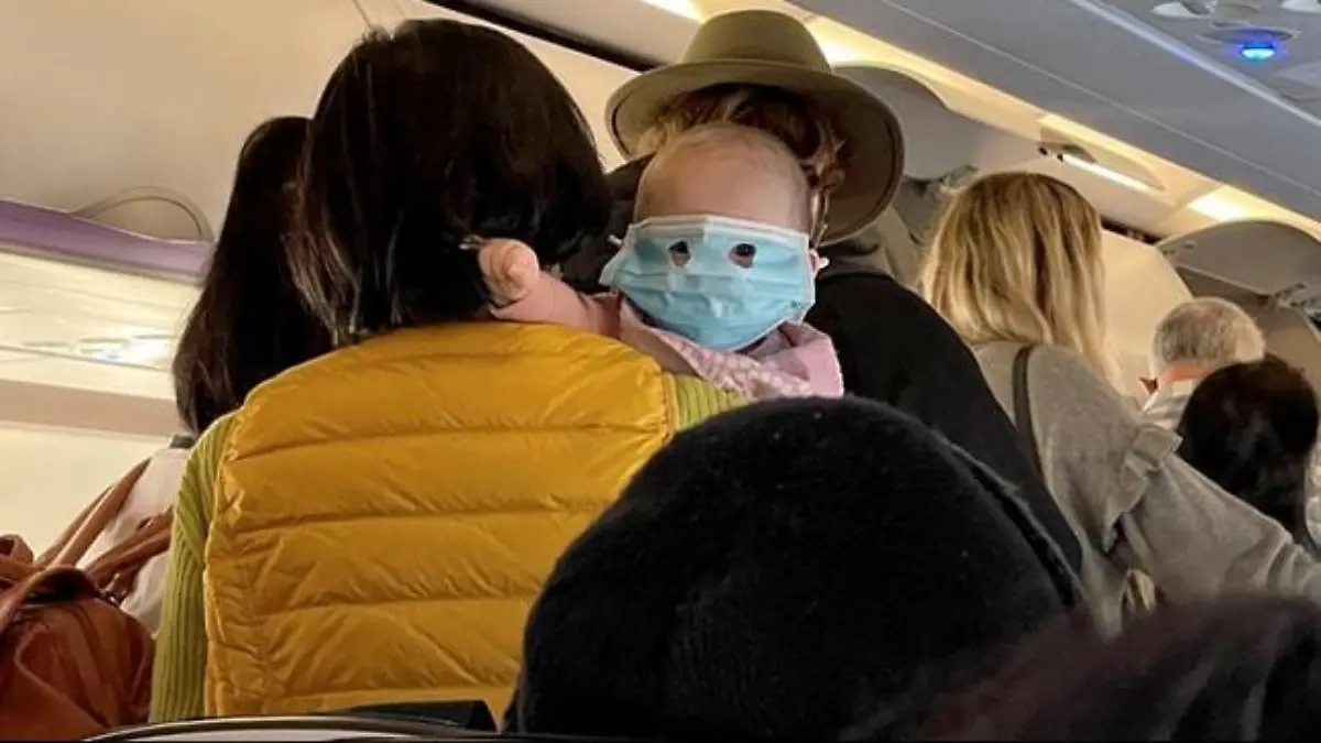 Dieses Kind wurde an Bord eines Flugzeuges zum Superhelden.