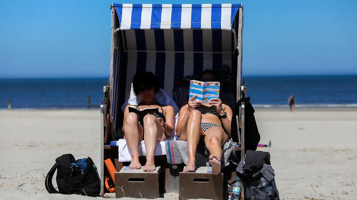 06.05.2018, Niedersachsen, Norderney: Zwei Frauen liegen bei schönem Wetter in einem Strandkorb und lesen. Foto: Mohssen Assanimoghaddam/dpa +++ dpa-Bildfunk +++