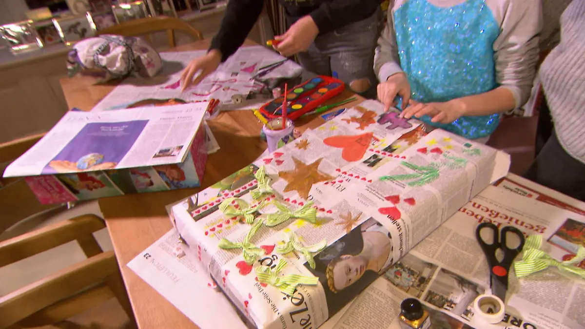 Zeitungspapier um das Geschenk: Nachhaltig und individuell 
