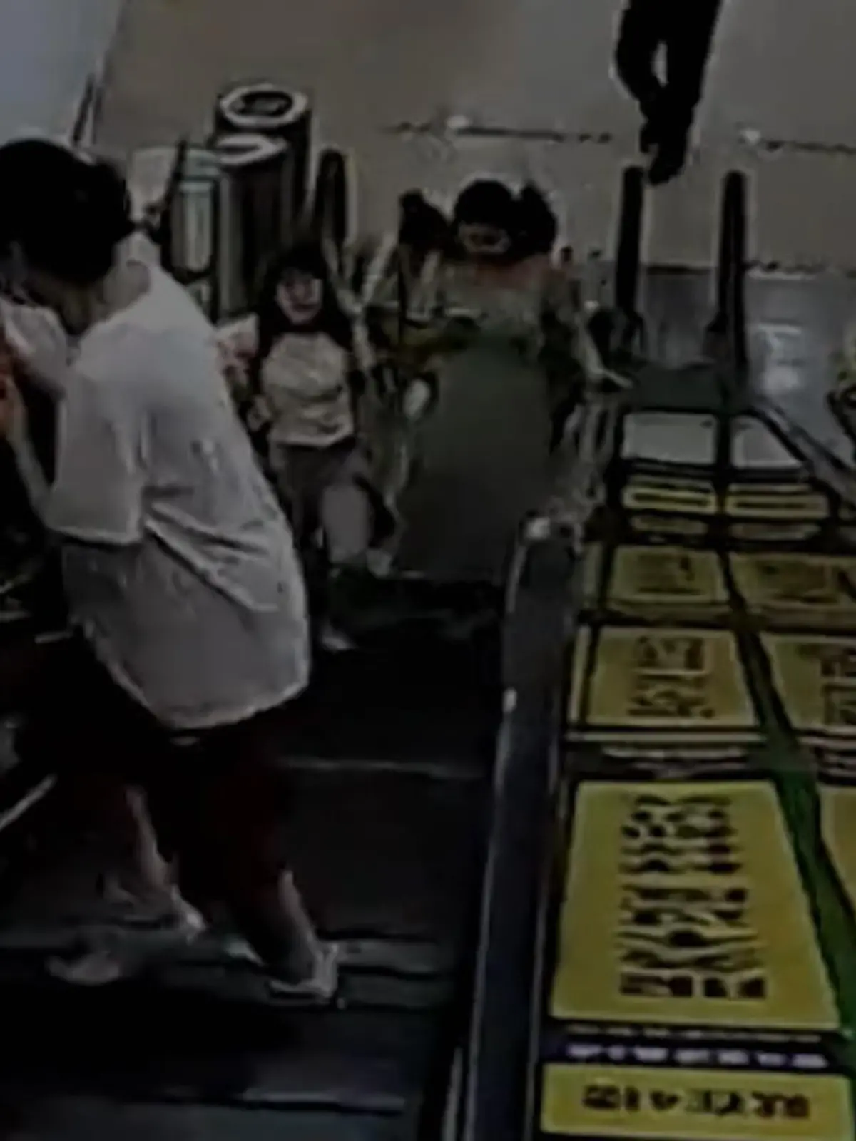 In diesem chinesischen Einkaufszentrum hätte sich beinahe eine Tragödie ereignet: ein junger Mann versucht, nach etwas zu greifen, was zwischen Wand und Rolltreppe auf dem Boden liegt. Plötzlich steckt er mit dem Kopf fest, während die Rolltreppe sich weiter bewegt.