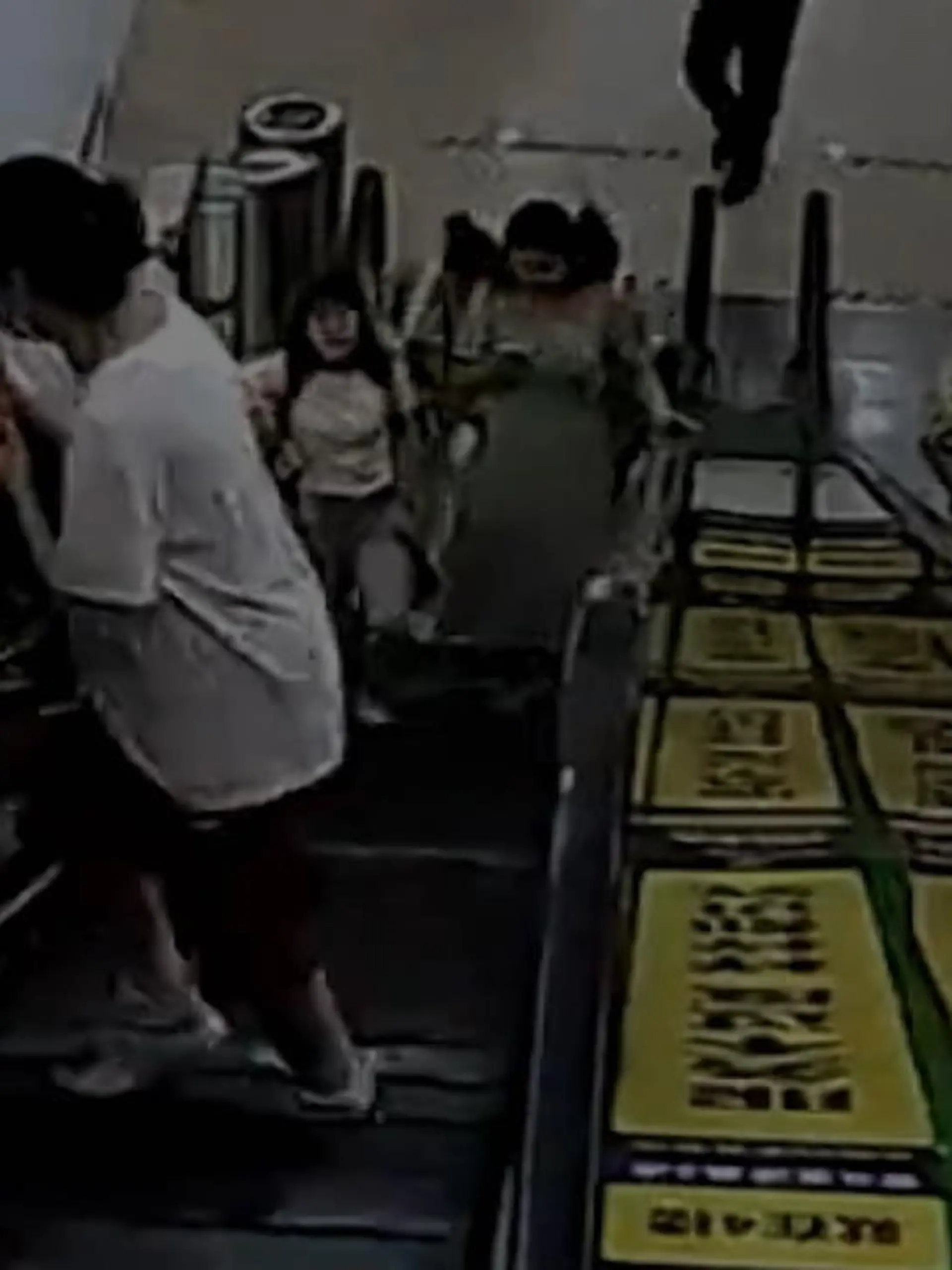 In diesem chinesischen Einkaufszentrum hätte sich beinahe eine Tragödie ereignet: ein junger Mann versucht, nach etwas zu greifen, was zwischen Wand und Rolltreppe auf dem Boden liegt. Plötzlich steckt er mit dem Kopf fest, während die Rolltreppe sich weiter bewegt.