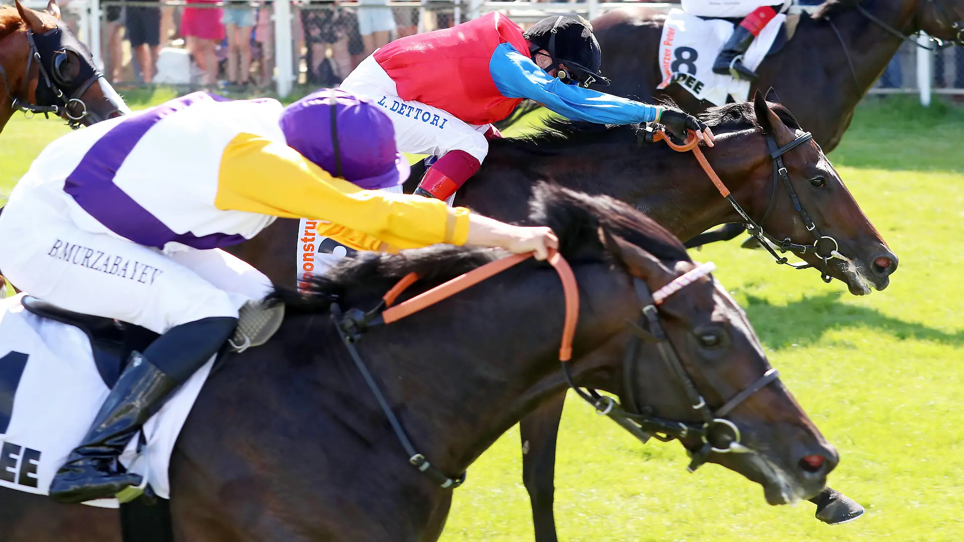  03.07.2022, Hamburg, Hansestadt-Hamburg, GER - Sammarco links mit Bauyrzhan Murzabayev gewinnt das IDEE 153. Deutsche Derby. Galopprennbahn Hamburg-Horn.  220703D838HAMBURG.JPG *** 03 07 2022, Hamburg, Hanseatic City of Hamburg, GER Sammarco left with Bauyrzhan Murzabayev wins the IDEE 153 German Derby racecourse Hamburg Horn 220703D838HAMBURG JPG