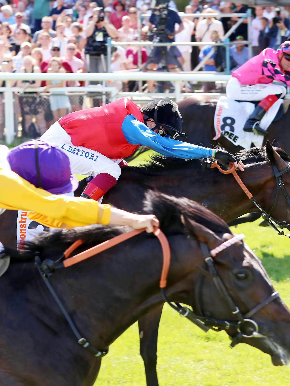  03.07.2022, Hamburg, Hansestadt-Hamburg, GER - Sammarco links mit Bauyrzhan Murzabayev gewinnt das IDEE 153. Deutsche Derby. Galopprennbahn Hamburg-Horn.  220703D838HAMBURG.JPG *** 03 07 2022, Hamburg, Hanseatic City of Hamburg, GER Sammarco left with Bauyrzhan Murzabayev wins the IDEE 153 German Derby racecourse Hamburg Horn 220703D838HAMBURG JPG