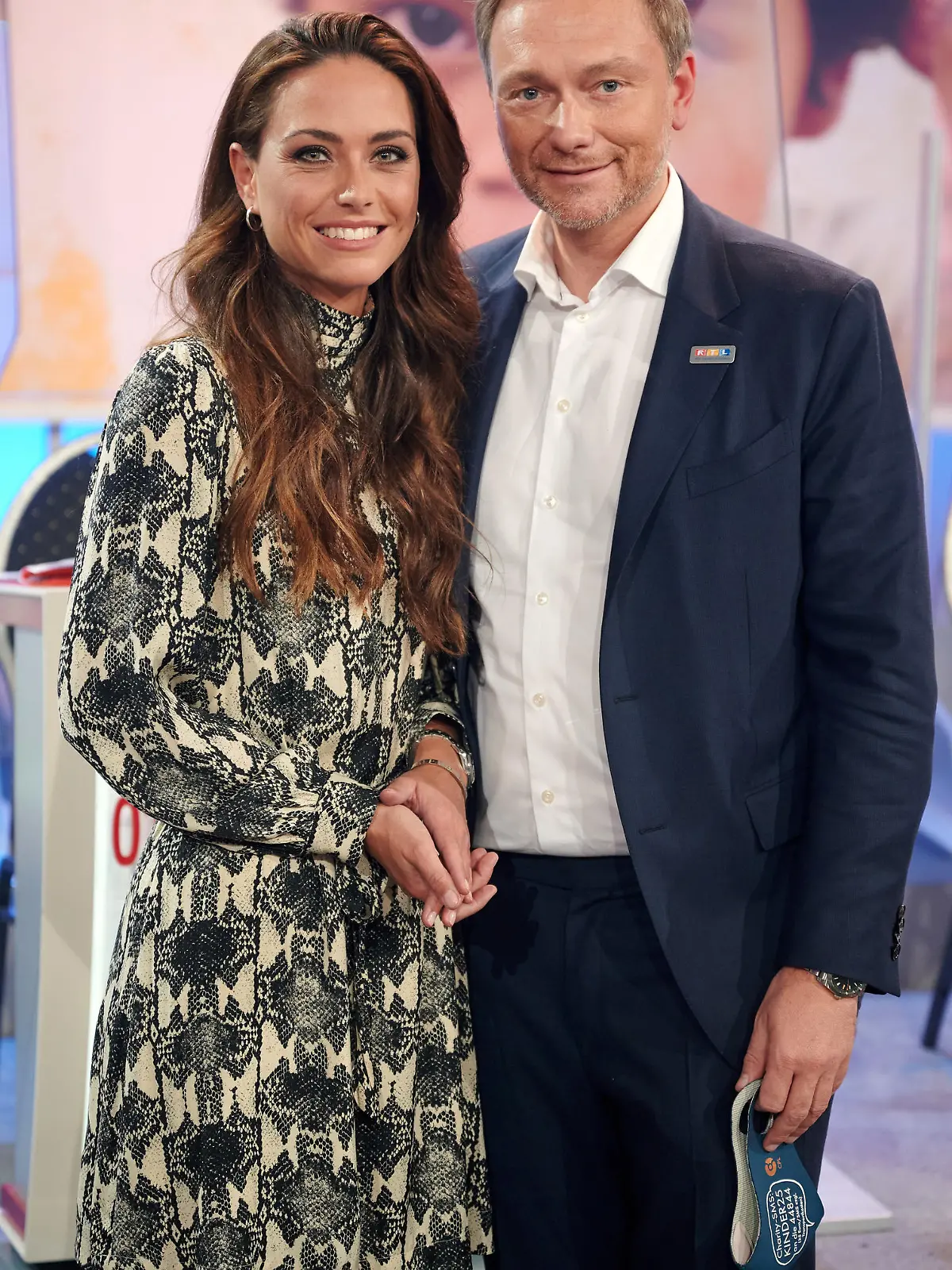 ARCHIV - 20.11.2020, Nordrhein-Westfalen, Hürth: Christian Lindner (FDP), Parteivorsitzender, und seine Partnerin Franca Lehfeldt stehen beim 25. RTL Spendenmarathon im Studio.
(zu dpa "Sylts Bürgermeister traut Finanzminister Lindner und Partnerin") Foto: Henning Kaiser/dpa +++ dpa-Bildfunk +++
