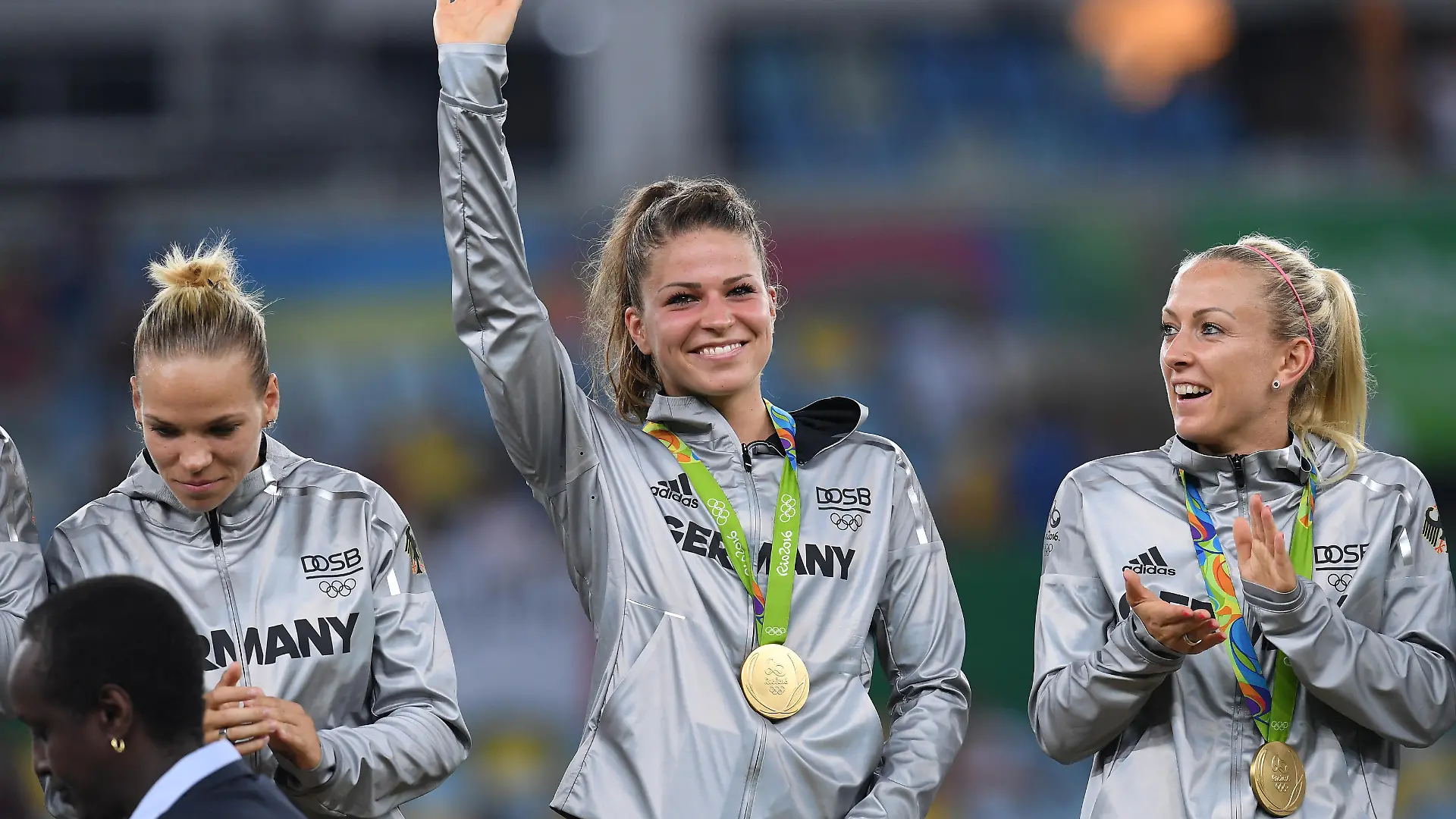 Siegerehrung Olympiasieg: Olympiasieger, Erster, Gold: Das deutsche Frauen Fussball Olympiateam wurde im Maracana Stadion Olympiasieger. Isabel Kerschowski (Deutschland), Melanie Leupolz (Deutschland), Mandy Islacker (Deutschland) lachen mit der Goldmedaille. GES/ Olympia 2016/ Fussball Frauen: Finale Schweden - Deutschland, 19.08.2016 Olympics 2016: Football women«s Final Sweden vs. Germany, August 19, 2016