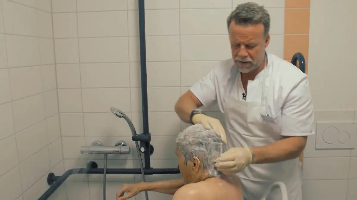 Jenke als Pfleger im Seniorenheim Er pflegt und wird gepflegt