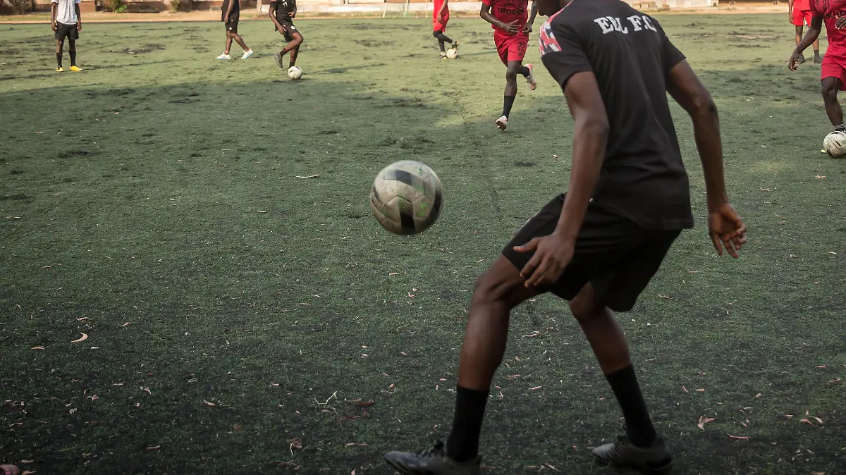 January 18, 2022, Freetown, Sierra Leone: Leading Freetown premier league football club, the East End Lions hold an early morning practice..Sierra Leone qualified for the Africa Cup of Nations in 2022 for the first time in 26 years, giving hope to many local football players that they will get more international opportunities going forward. Freetown Sierra Leone - ZUMAs197 20220118_zaa_s197_236 Copyright: xSallyxHaydenx