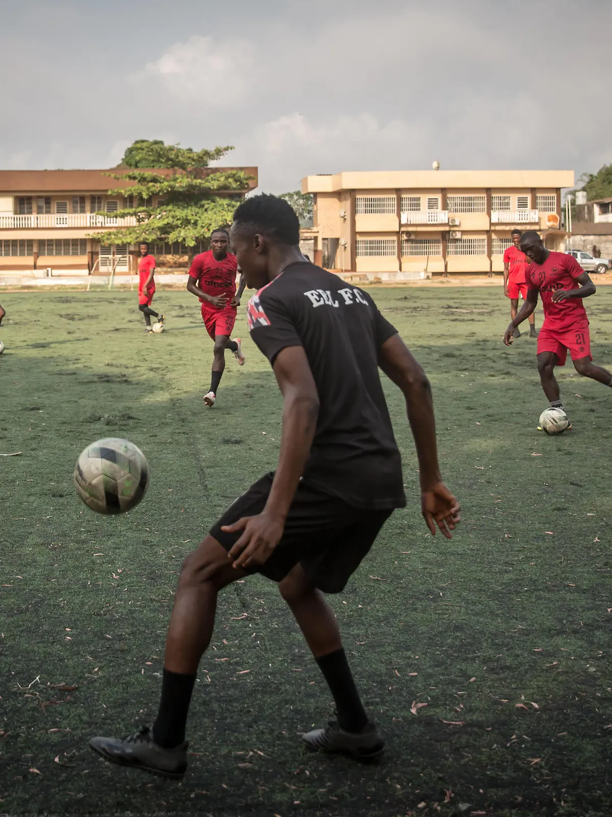 January 18, 2022, Freetown, Sierra Leone: Leading Freetown premier league football club, the East End Lions hold an early morning practice..Sierra Leone qualified for the Africa Cup of Nations in 2022 for the first time in 26 years, giving hope to many local football players that they will get more international opportunities going forward. Freetown Sierra Leone - ZUMAs197 20220118_zaa_s197_236 Copyright: xSallyxHaydenx 