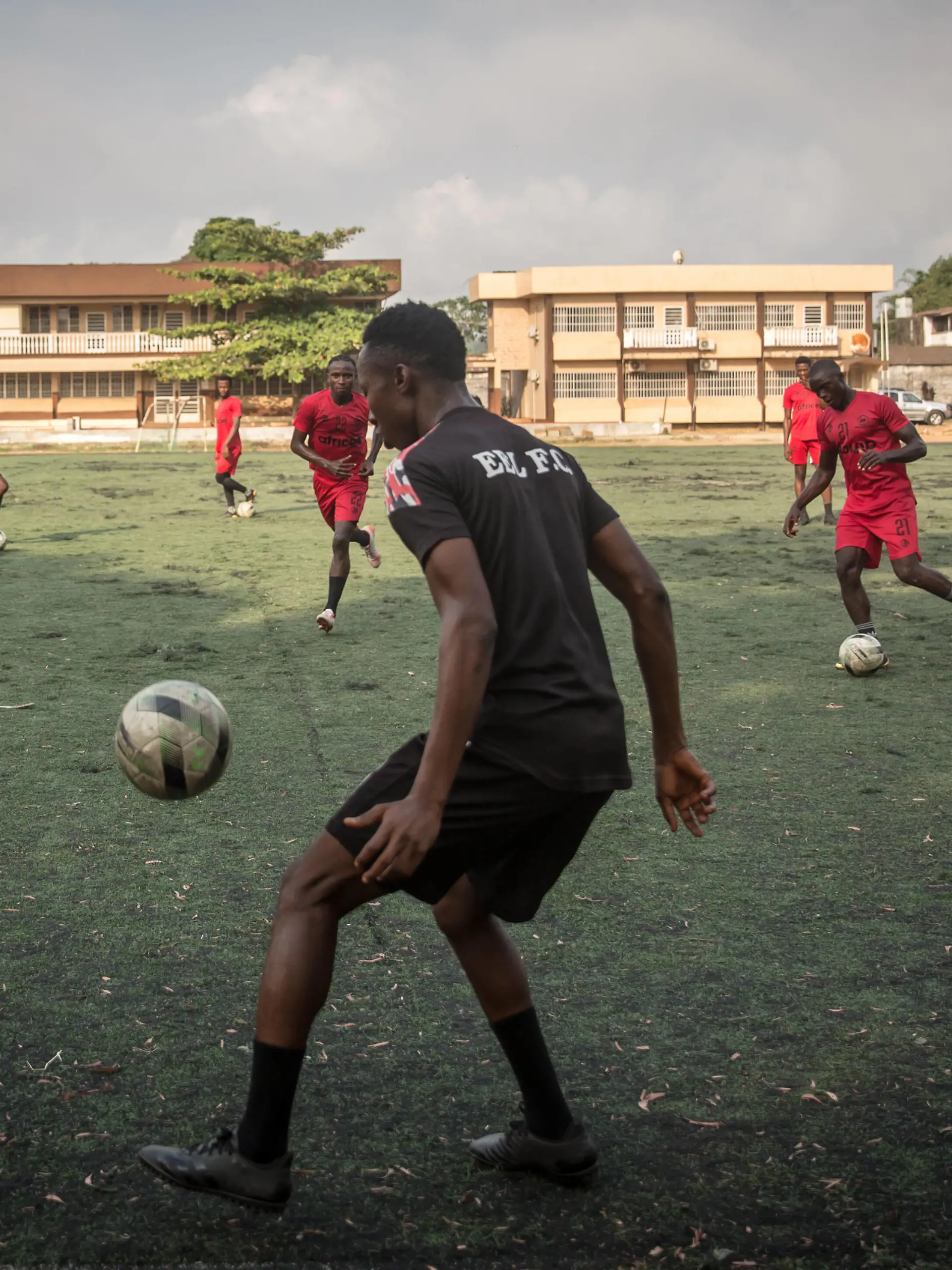 January 18, 2022, Freetown, Sierra Leone: Leading Freetown premier league football club, the East End Lions hold an early morning practice..Sierra Leone qualified for the Africa Cup of Nations in 2022 for the first time in 26 years, giving hope to many local football players that they will get more international opportunities going forward. Freetown Sierra Leone - ZUMAs197 20220118_zaa_s197_236 Copyright: xSallyxHaydenx 