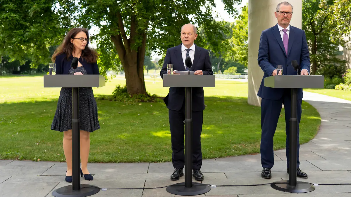 Berlin, Konzertierte Aktion Pressekonferenz mit Olaf Scholz, Yasmin Fahimi und Rainer Dulger Pressestatement Konstatierte Aktion 2022 im Bundeskanzleramt - Yasmin Fahimi, Vorsitzende DGB, Olaf Scholz, Bundeskanzler und Rainer Dulger, Präsident BDA, bei ihren PressestatementsPressestatement Konstatierte Aktion 2022 im Bundeskanzleramt - Yasmin Fahimi, Vorsitzende DGB, Olaf Scholz, Bundeskanzler und Rainer Dulger, Präsident BDA, bei ihren Pressestatements, Berlin Berlin Deutschland Kanzleramt *** Press statement Konstatierte Aktion 2022 im Bundeskanzleramt Yasmin Fahimi, Chairwoman DGB, Olaf Scholz, Chancellor and Rainer Dulger, President BDA, during their press statements Press statement Konstatierte Aktion 2022 im Bundeskanzleramt Yasmin Fahimi, Chairwoman DGB, Olaf Scholz, Chancellor and Rainer Dulger, President BDA, during the