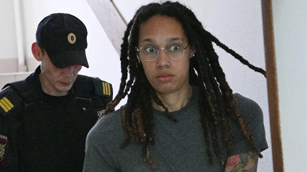 Basketball, Frauen, Brittney Griner erscheint zur Anhörung vor Gericht in Moskau, Russland Russia US Basketball Player Trial 8225368 27.06.2022 A law enforcement officer escorted US basketball star Brittney Griner before a preliminary hearing ahead of her trial in Khimki, outside Moscow, Russia. Alexey Filippov / Sputnik Khimki Moscow region Russia PUBLICATIONxINxGERxSUIxAUTxONLY Copyright: xAlexeyxFilippovx