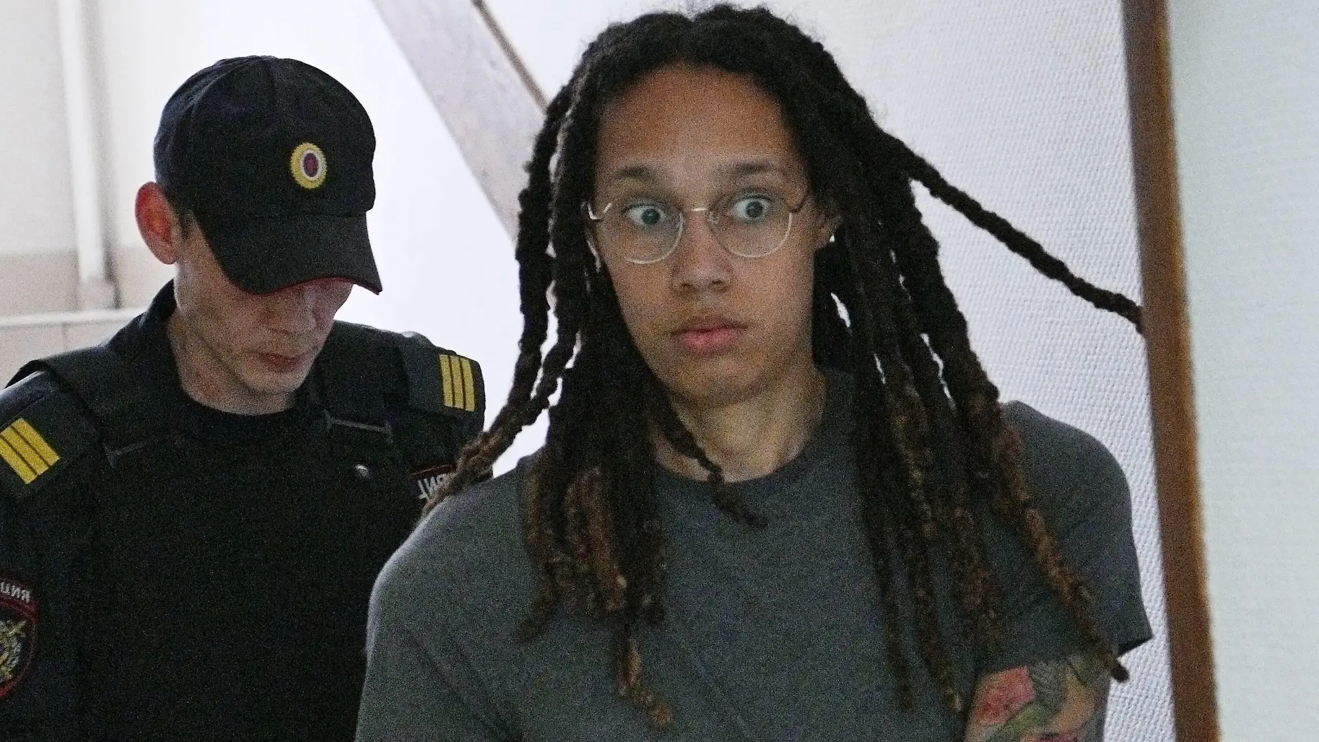 Basketball, Frauen, Brittney Griner erscheint zur Anhörung vor Gericht in Moskau, Russland Russia US Basketball Player Trial 8225368 27.06.2022 A law enforcement officer escorted US basketball star Brittney Griner before a preliminary hearing ahead of her trial in Khimki, outside Moscow, Russia. Alexey Filippov / Sputnik Khimki Moscow region Russia PUBLICATIONxINxGERxSUIxAUTxONLY Copyright: xAlexeyxFilippovx