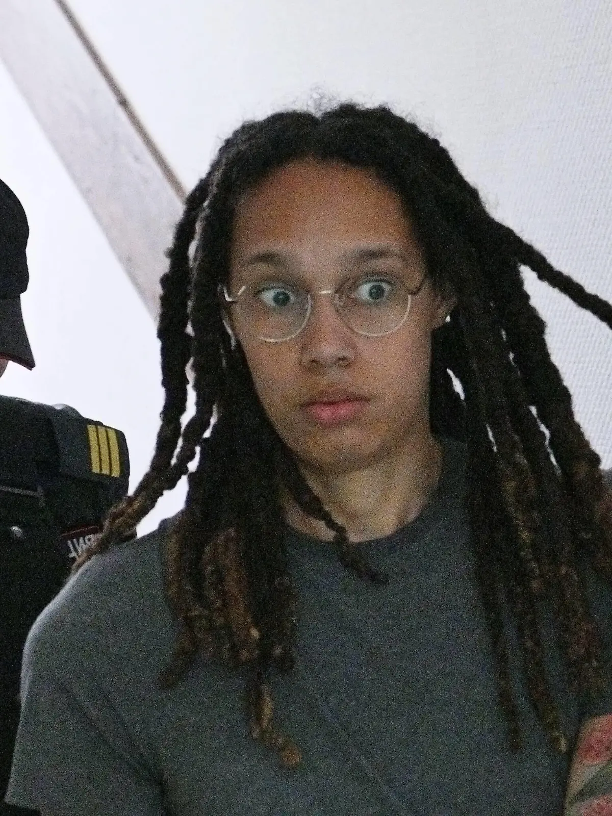 Basketball, Frauen, Brittney Griner erscheint zur Anhörung vor Gericht in Moskau, Russland Russia US Basketball Player Trial 8225368 27.06.2022 A law enforcement officer escorted US basketball star Brittney Griner before a preliminary hearing ahead of her trial in Khimki, outside Moscow, Russia. Alexey Filippov / Sputnik Khimki Moscow region Russia PUBLICATIONxINxGERxSUIxAUTxONLY Copyright: xAlexeyxFilippovx