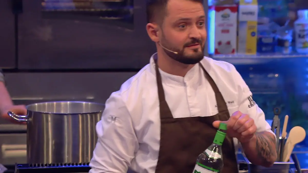 Alexander Wulf holt den Vodka raus "Der Klischee-Russe!"
