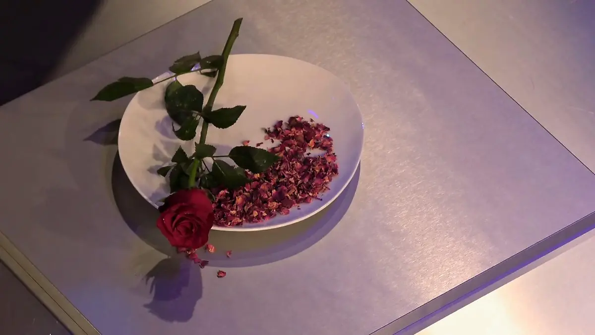 In Runde 2 geht's um Rosenblätter Die Zutat von Christoph Kunz