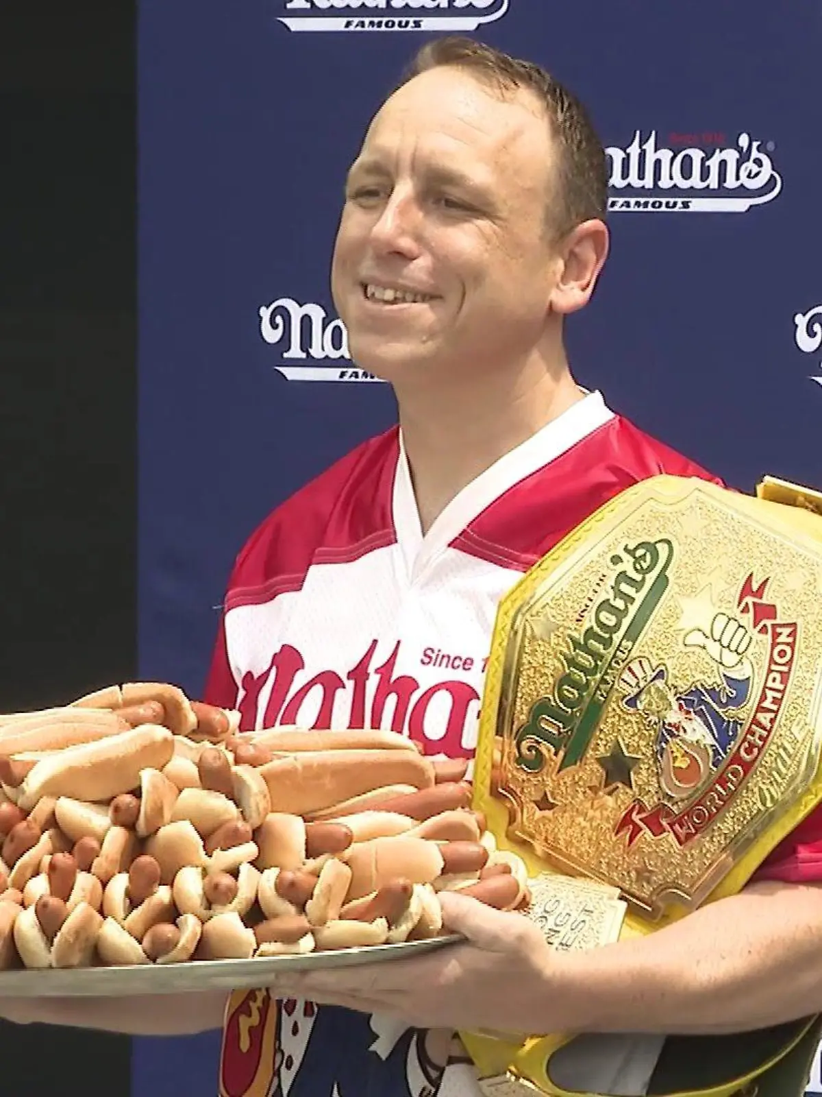 Chestnut mit Hot Dogs in der Hand