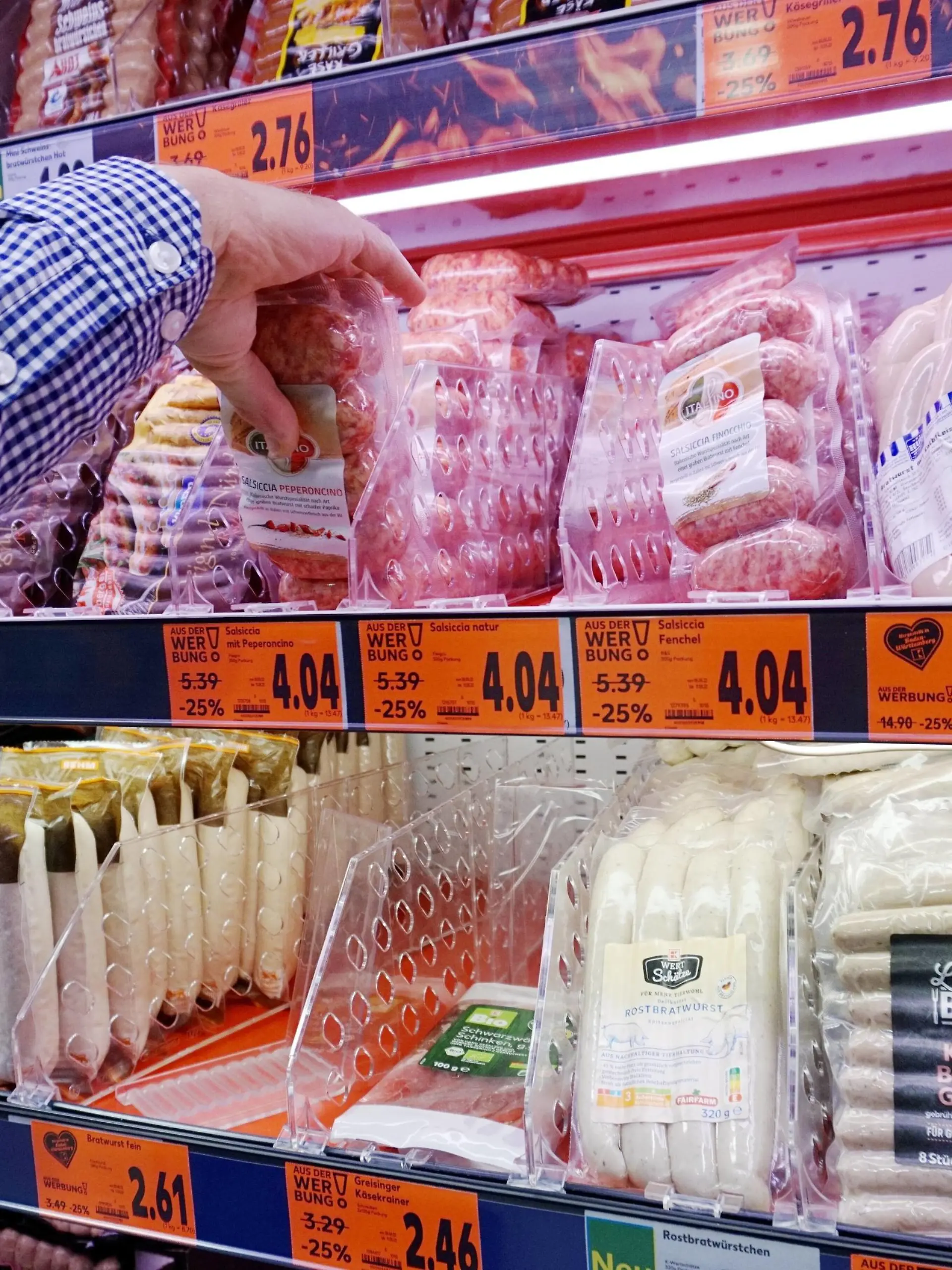 Foto Manuel Geisser 05.05.2022 Einkaufstourismus. Bild : Volle Fleisch Regale in einem Supermarkt in Deutschland.Viele Produkte siund teuer geworden, *** Photo Manuel Geisser 05 05 2022 Shopping tourism Image Full meat shelves in a supermarket in Germany Many products siund become expensive, 