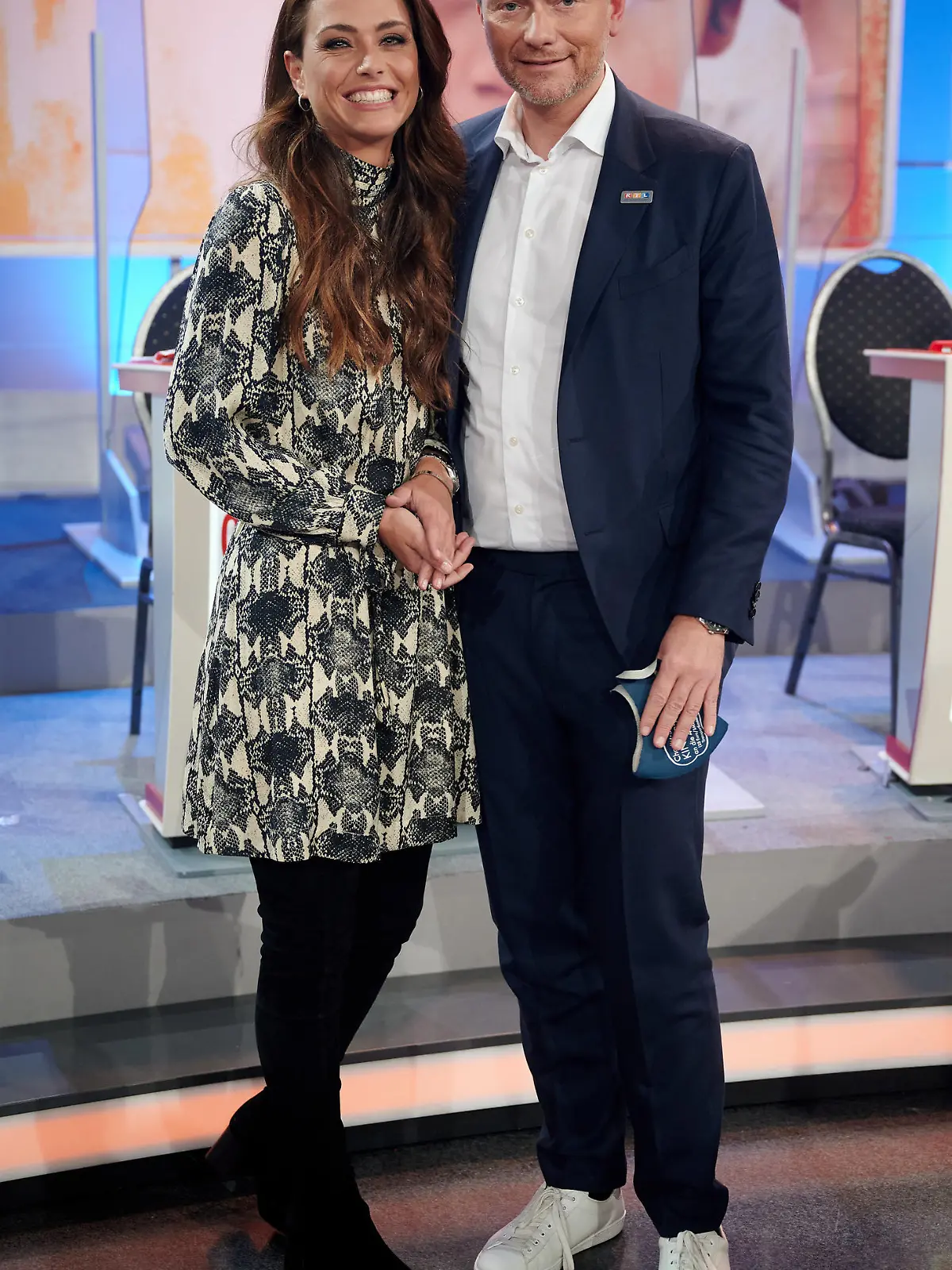 ARCHIV - 20.11.2020, Nordrhein-Westfalen, Hürth: Der Politiker Christian Lindner und Freundin Franca Lehfeldt stehen beim 25. RTL Spendenmarathon im Studio. Der FDP-Chef hat es als seinen größten Lebenswunsch bezeichnet, bald Vater zu werden und nicht etwa Minister in einer Regierung. Foto: Henning Kaiser/dpa +++ dpa-Bildfunk +++
