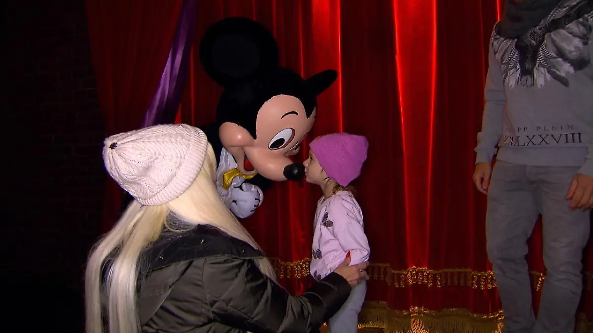Wie süß! Hier trifft Sophia Mickey Mouse Daniela Katzenberger