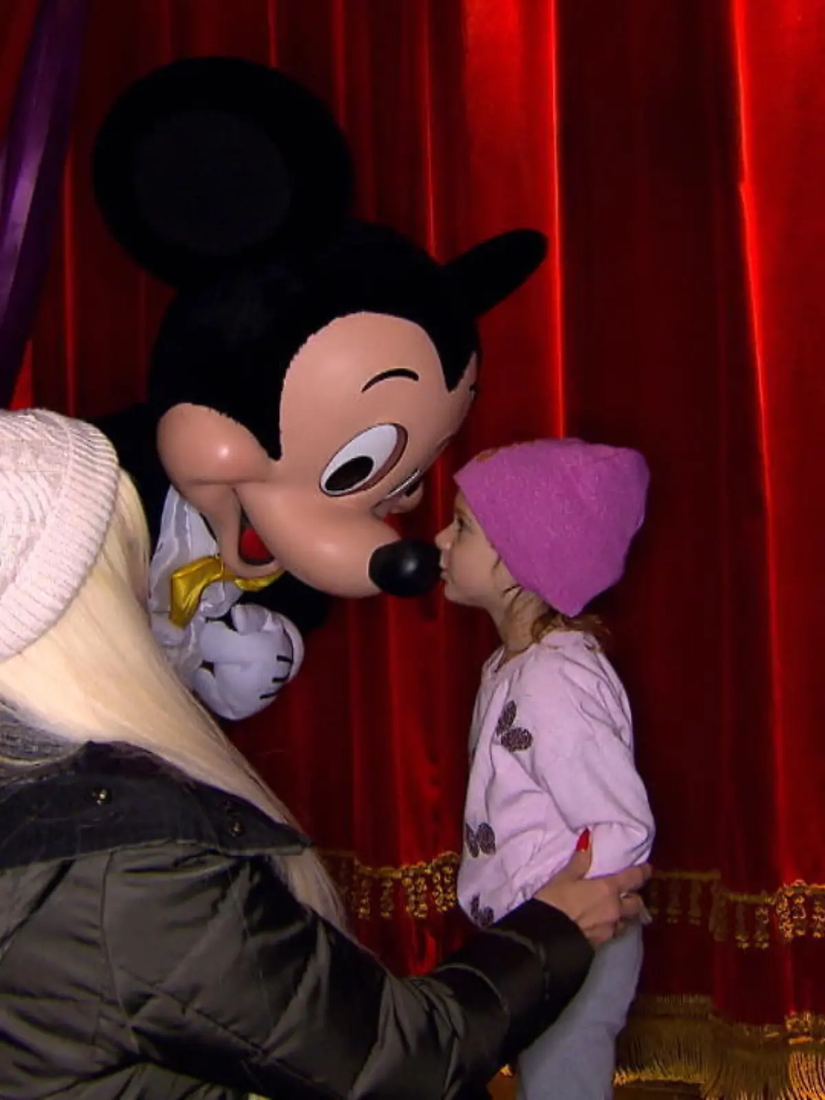Bild zu: "Wie süß! Hier trifft Sophia Mickey Mouse"