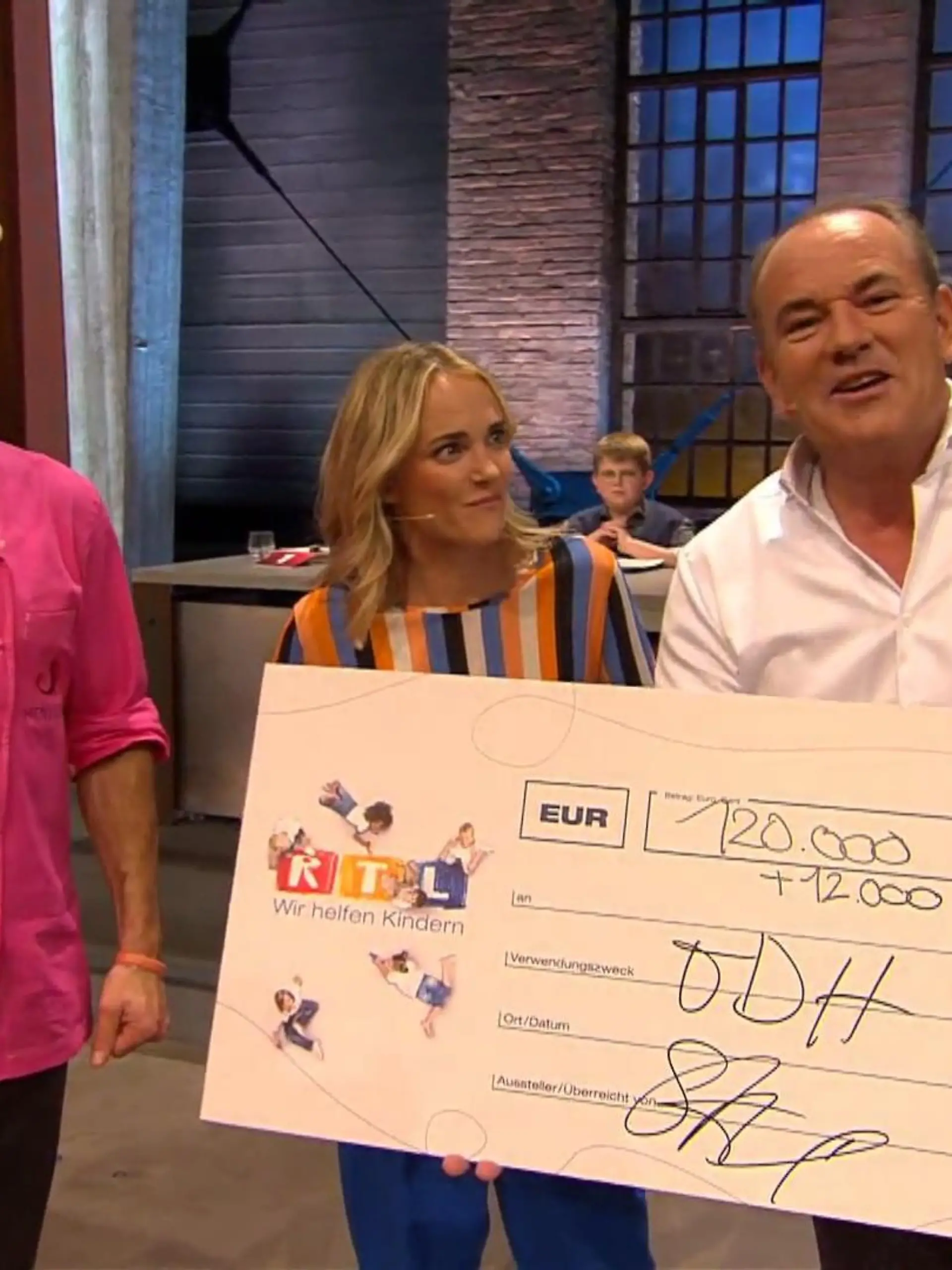 Bild zu: "Die Kids erspielen mit den Großen einen Mega-Betrag für den Spendenmarathon."