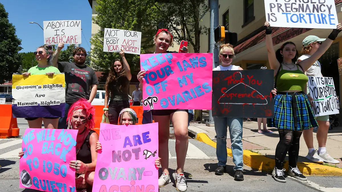 July 3, 2022, Bloomsburg, Pennsylvania, United States: Protesters hold placards expressing their opinion during an abortion rights rally. About 100 people attended the rally which was organized in response to the United States Supreme Court s decision to overturn Roe v. Wade and to eliminate the right to abortion access. Bloomsburg United States - ZUMAs197 20220703_zaa_s197_096 Copyright: xPaulxWeaverx
