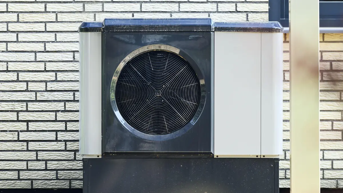 Wärmepumpe vor einem Wohnhaus in Schleswig-Holstein