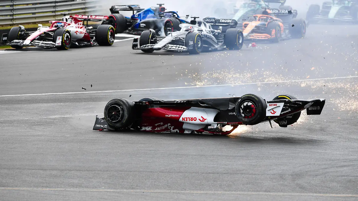 Sport Bilder des Tages 220704 -- LONDON, July 4, 2022 -- Alfa Romeo s Chinese driver Zhou Guanyu crashes out at the start of the Formula One British Grand Prix at the Silverstone motor racing, Motorsport circuit in Silverstone, Britain, on July 3, 2022. Photo by Qian Jun/Xinhua SPBRITAIN-LONDON-F1 GRAND PRIX-CAR CRASH LixYing PUBLICATIONxNOTxINxCHN