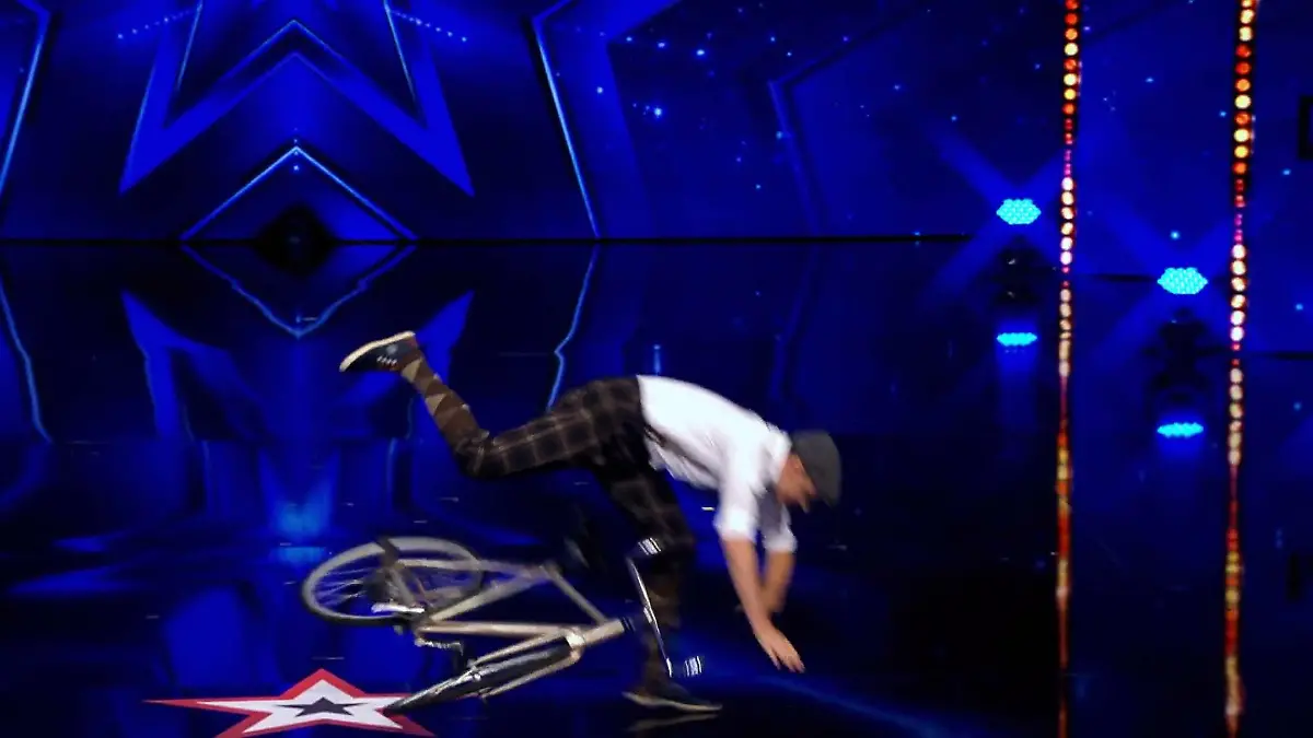 Fahrrad-Akrobat stürzt bei „Das Supertalent" So reagiert Dieter Bohlen