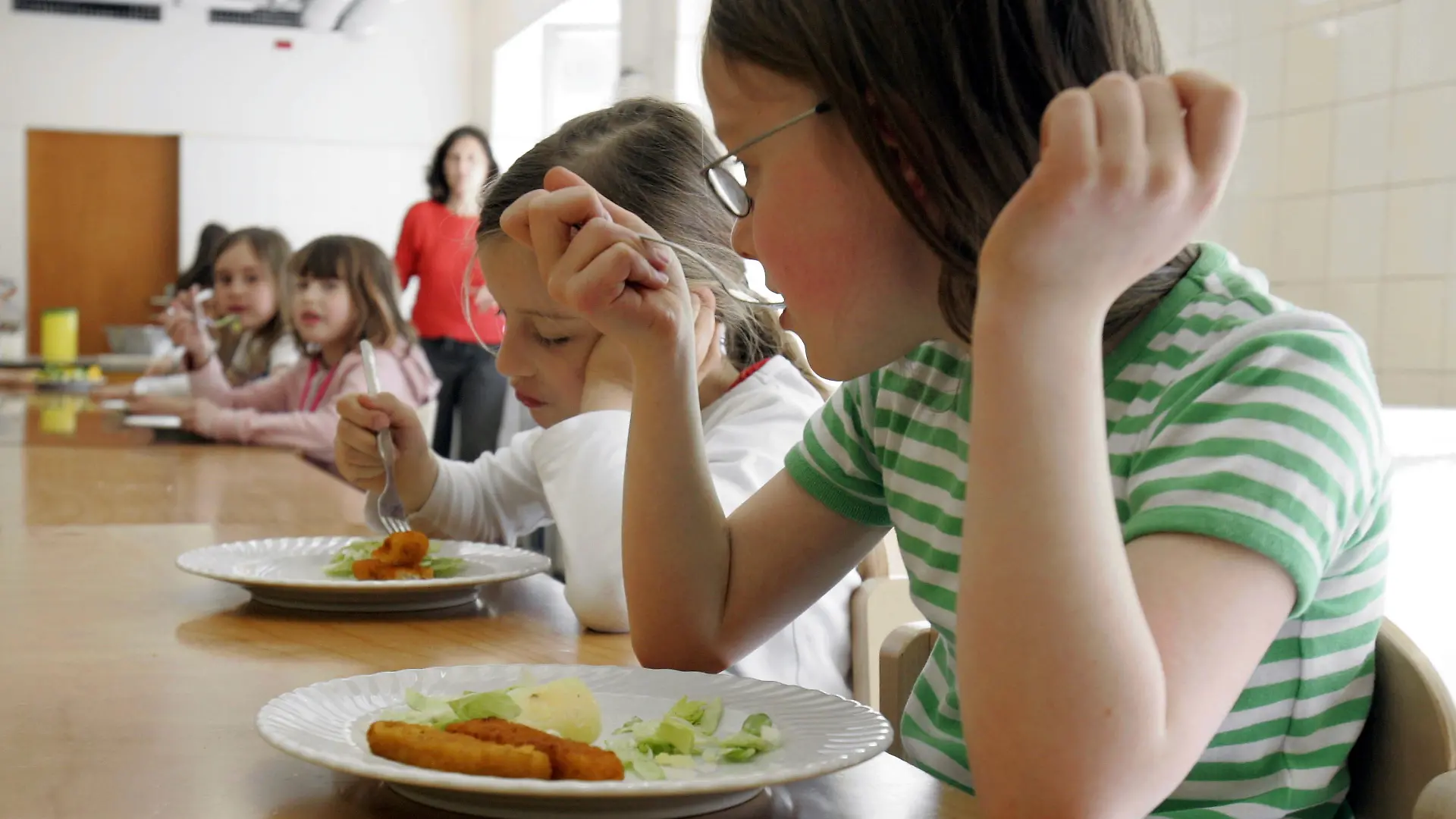 Schüler einer Offenen Ganztagsgrundschule (OGATA) beim Mittagessen in Köln (Foto vom 22.04.2005). Bis 2007 sollen 2500 Grundschulen zu OGATAs werden und 200 000 der 800 000 Kinder einen Platz bieten. Foto: Jörg Carstensen dpa/lnw (zu lnw-Korr: "Schon 700 Offene Ganztagsschulen in NRW - Große Nachfrage" vom 03.05.2005)  +++(c) dpa - Report+++