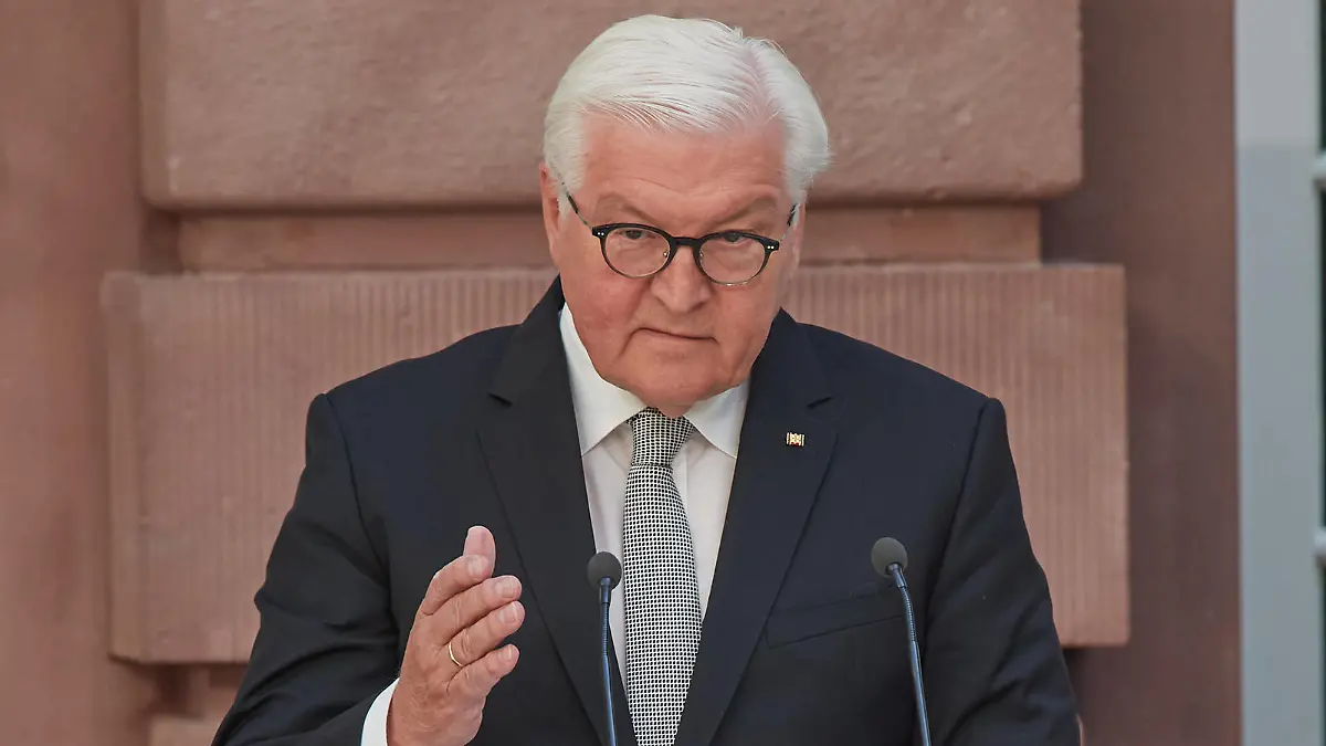  Die 100 Jahre alte Holocaust-Ueberlebende Margot Friedlaender Friedländer ist am Montag 04.07.2022 in Berlin mit dem Walther-Rathenau-Preis geehrt worden. Foto: Steinmeier haelt die Laudatio bei der Verleihung Die Wuerdigung wurde ihr von Bundespraesident Frank-Walter Steinmeier ueberreicht. Mit dem Preis des Walther-Rathenau-Instituts wird ein herausragendes aussenpolitisches Lebenswerk gewuerdigt. Rathenau 1867-1922 war Aussenminister der Weimarer Republik. Seine Ermordung durch Rechtsextremisten jaehrte sich vor wenigen Tagen zum 100. Mal. Die 1921 in Berlin geborene Margot Friedlaender lebte waehrend der Nazizeit im Untergrund in Berlin und ueberlebte das Konzentrationslager Theresienstadt. 1946 emigrierte sie nach New York, 201 Copyright: epd-bild/ChristianxDitsch