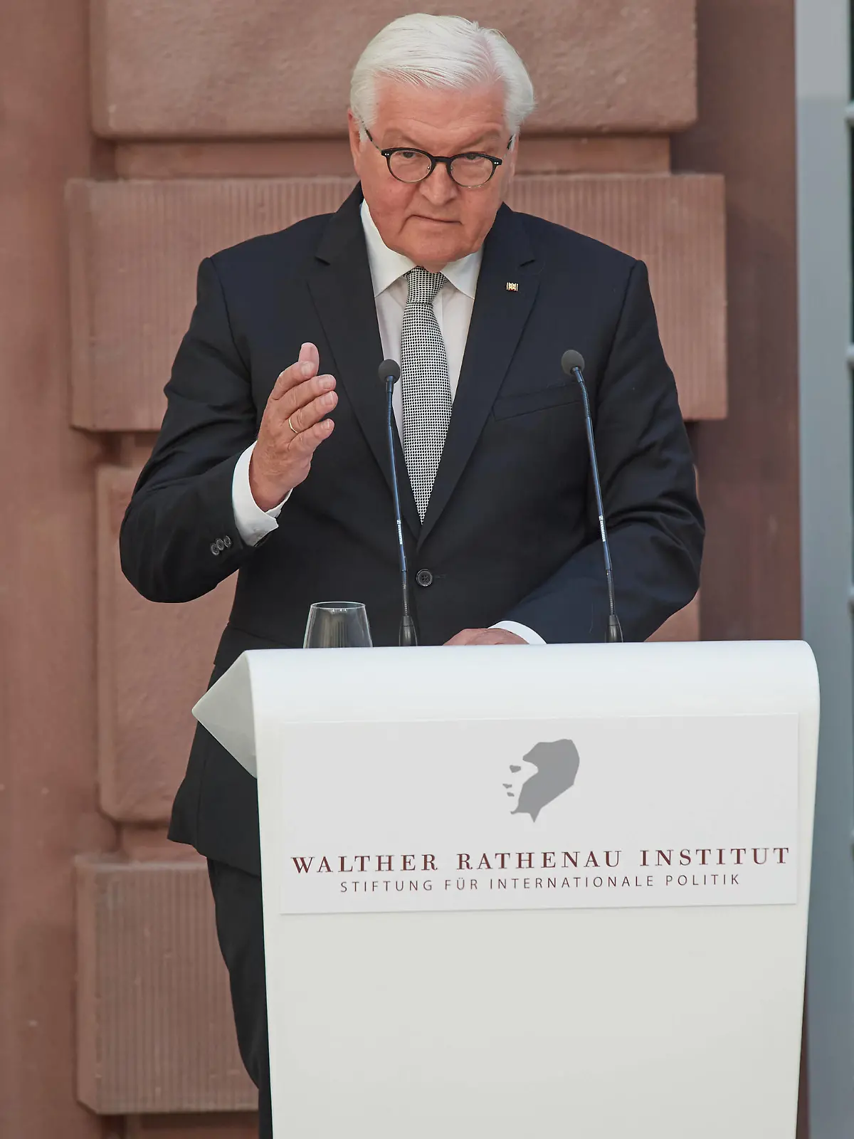  Die 100 Jahre alte Holocaust-Ueberlebende Margot Friedlaender Friedländer ist am Montag 04.07.2022 in Berlin mit dem Walther-Rathenau-Preis geehrt worden. Foto: Steinmeier haelt die Laudatio bei der Verleihung Die Wuerdigung wurde ihr von Bundespraesident Frank-Walter Steinmeier ueberreicht. Mit dem Preis des Walther-Rathenau-Instituts wird ein herausragendes aussenpolitisches Lebenswerk gewuerdigt. Rathenau 1867-1922 war Aussenminister der Weimarer Republik. Seine Ermordung durch Rechtsextremisten jaehrte sich vor wenigen Tagen zum 100. Mal. Die 1921 in Berlin geborene Margot Friedlaender lebte waehrend der Nazizeit im Untergrund in Berlin und ueberlebte das Konzentrationslager Theresienstadt. 1946 emigrierte sie nach New York, 201 Copyright: epd-bild/ChristianxDitsch