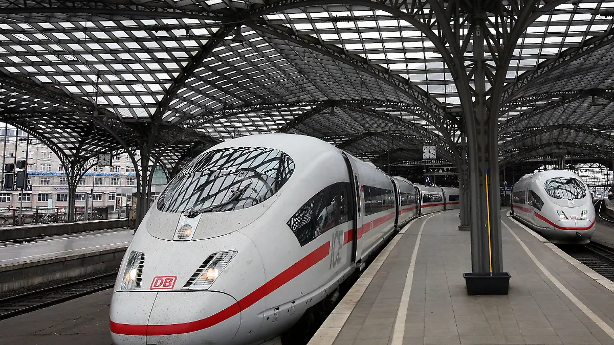 Zwei ICE's der Bahn stehen am Freitag (20.07.2007) auf dem Hauptbahnhof in Köln an leeren Bahnsteigen. Die Deutsche Bahn hofft, einen Streik der Lokführer noch vermeiden zu können. Die Gewerkschaft GDL will nach dem Abbruch der Tarifgespräche nun die Urabstimmung einleiten. Damit könnte es ab August zu einem unbefristeten Streik kommen. Foto: Oliver Berg dpa/lnw +++(c) dpa - Bildfunk+++