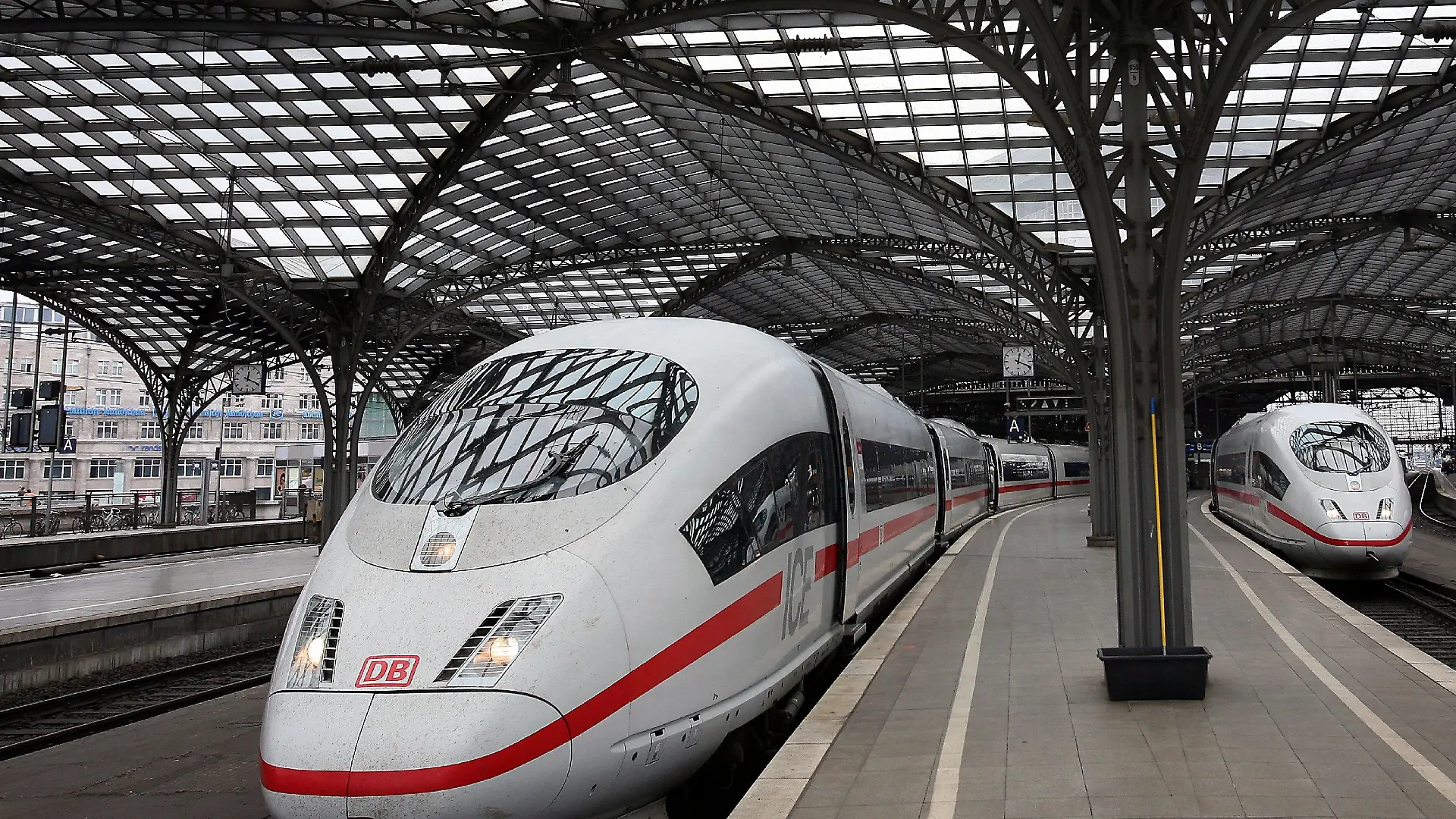 Zwei ICE's der Bahn stehen am Freitag (20.07.2007) auf dem Hauptbahnhof in Köln an leeren Bahnsteigen. Die Deutsche Bahn hofft, einen Streik der Lokführer noch vermeiden zu können. Die Gewerkschaft GDL will nach dem Abbruch der Tarifgespräche nun die Urabstimmung einleiten. Damit könnte es ab August zu einem unbefristeten Streik kommen. Foto: Oliver Berg dpa/lnw +++(c) dpa - Bildfunk+++