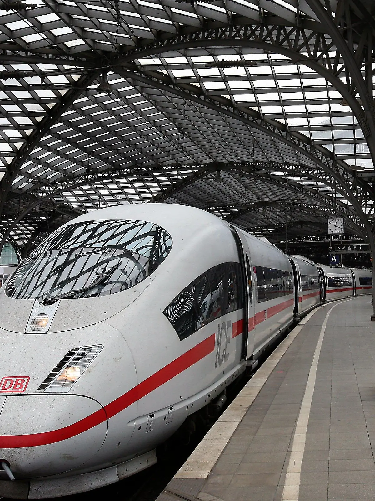 Zwei ICE's der Bahn stehen am Freitag (20.07.2007) auf dem Hauptbahnhof in Köln an leeren Bahnsteigen. Die Deutsche Bahn hofft, einen Streik der Lokführer noch vermeiden zu können. Die Gewerkschaft GDL will nach dem Abbruch der Tarifgespräche nun die Urabstimmung einleiten. Damit könnte es ab August zu einem unbefristeten Streik kommen. Foto: Oliver Berg dpa/lnw +++(c) dpa - Bildfunk+++