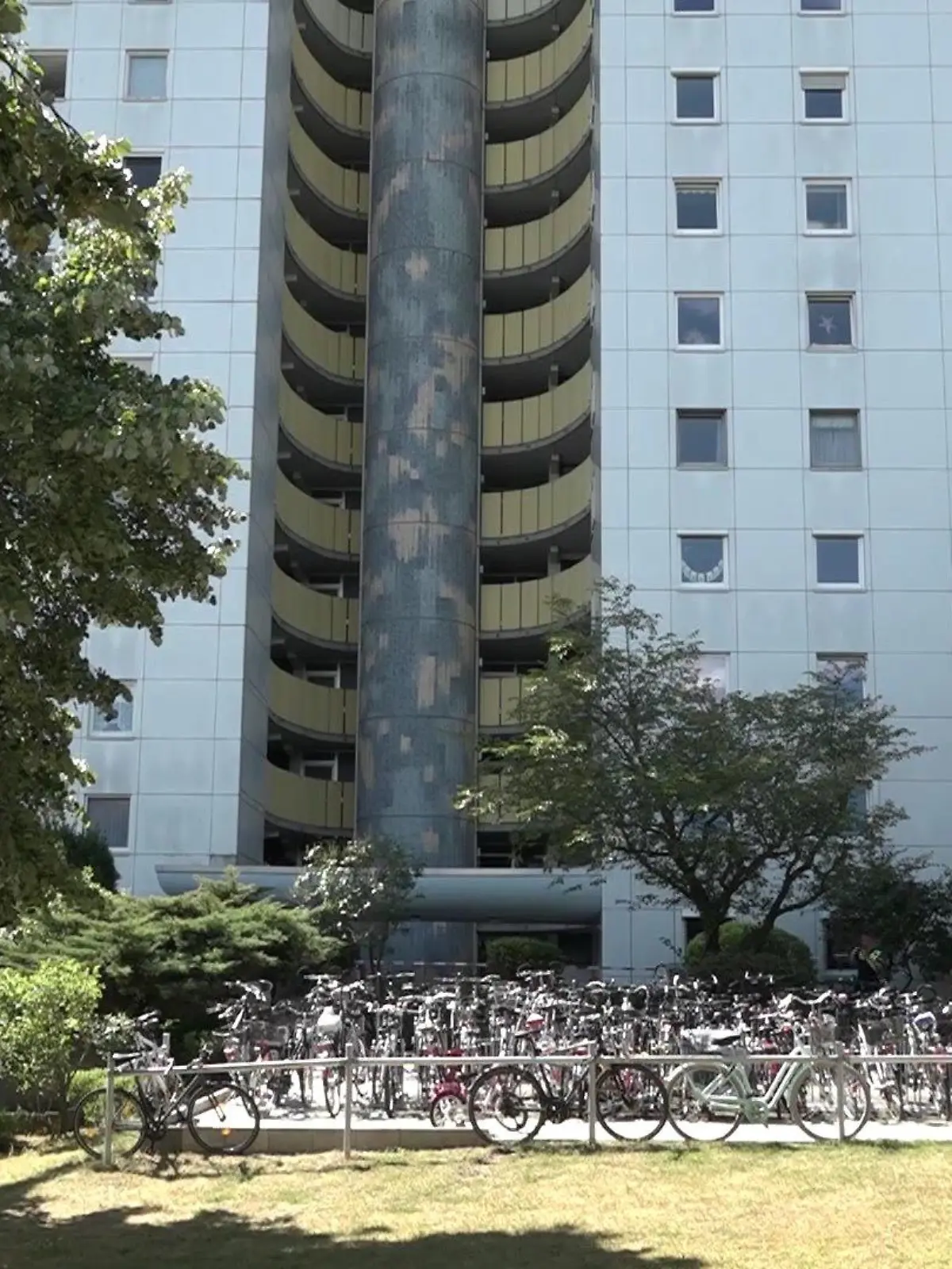 Vor diesem Hochhaus in Erlangen wurden die Toten gefunden.