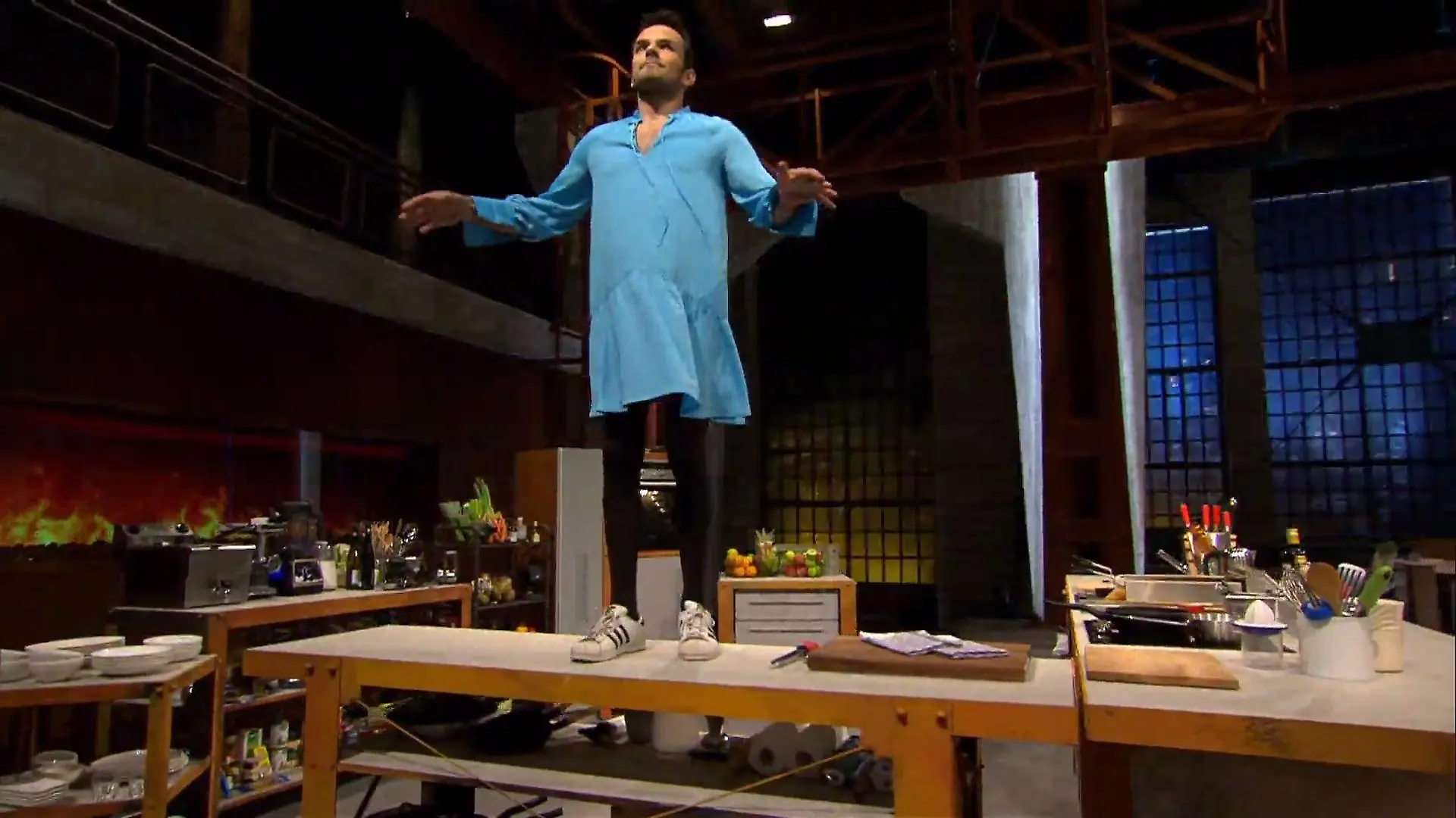 Steffen Henssler kocht in Kleid und Strumpfhose Er tut es tatsächlich!