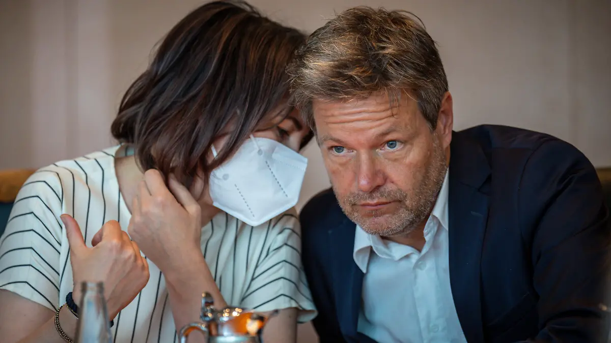 Annalena Baerbock (Bündnis90/Die Grünen), Außenministerin, spricht mit Robert Habeck (Bündnis 90/Die Grünen), Bundesminister für Wirtschaft und Klimaschutz, vor Beginn der Sitzung des Bundeskabinetts im Kanzleramt. +++ dpa-Bildfunk +++