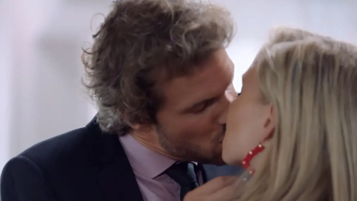 Felix und Brenda küssen sich GZSZ-Wochenvorschau Teil 2