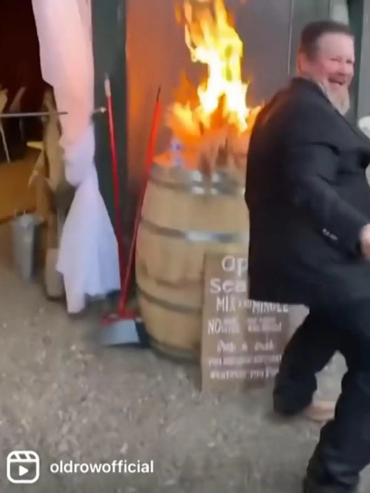 Der Brautvater dieser Hochzeit war nicht nur ordentlich angeschickert, sondern Feuer und Flamme endlich mal wieder das Tanzbein zu schwingen. Blöd nur, dass er dabei Wunderkerzen in der Hand hatte.  Kein Wunder also das die Pflanze neben ihm plötzlich brannte.