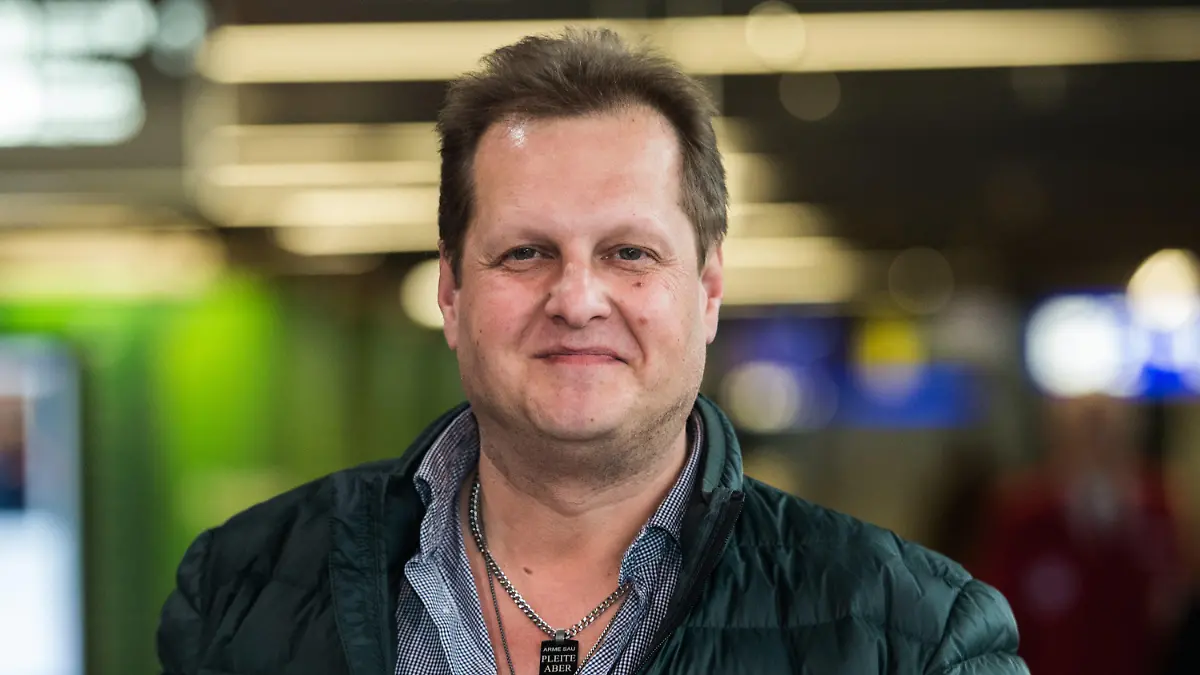 ARCHIV - 07.01.2017, Hessen, Frankfurt/Main: Jens Büchner "Mallorca-Jens" steht im Flughafen Frankfurt am Main. Der TV-Auswanderer ist im Alter von 49 Jahren gestorben. (zu dpa "TV-Auswanderer Jens Büchner im Alter von 49 Jahren gestorben" vom 18.11.2018) Foto: Andreas Arnold/dpa +++ dpa-Bildfunk +++