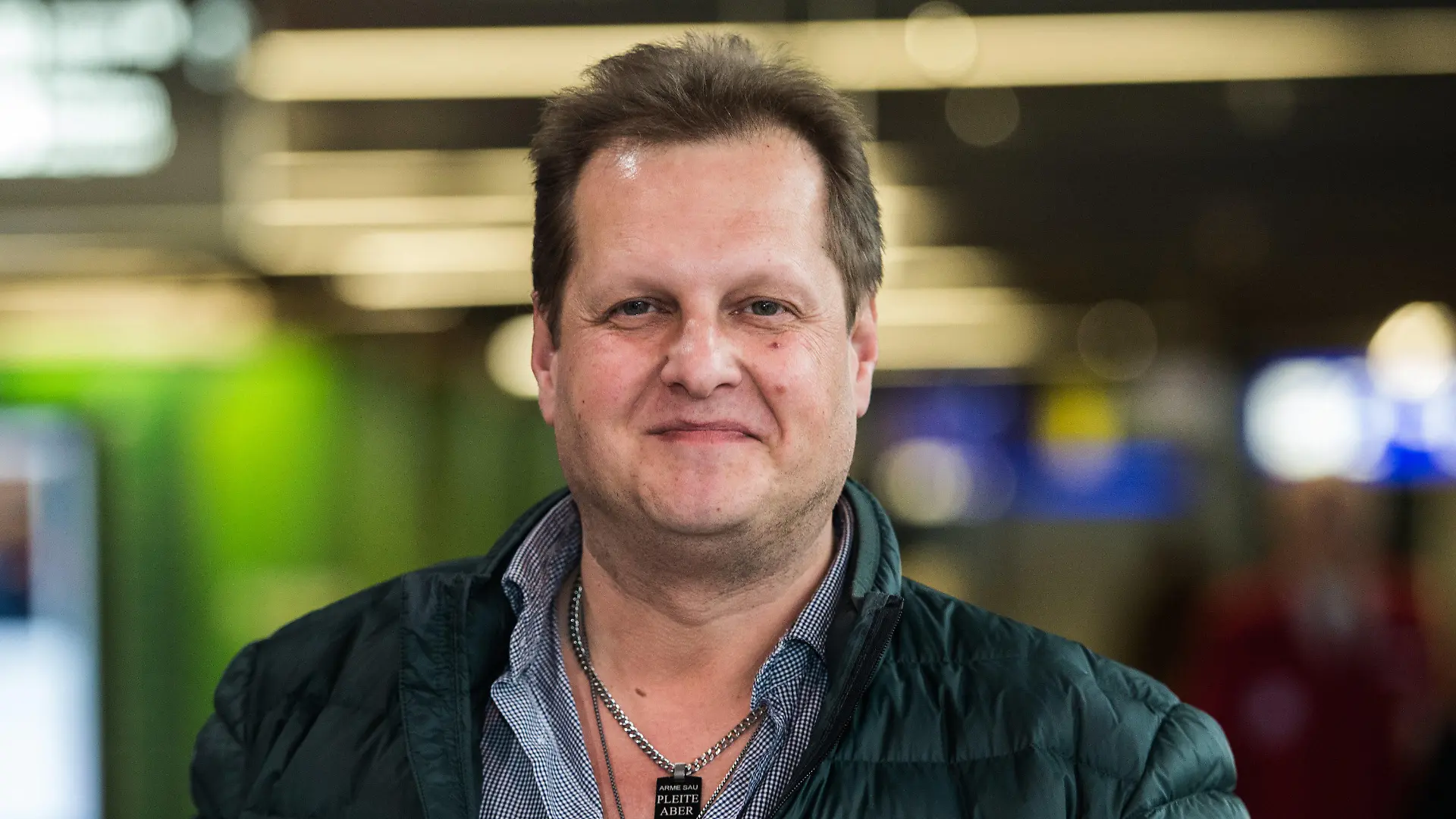 ARCHIV - 07.01.2017, Hessen, Frankfurt/Main: Jens Büchner "Mallorca-Jens" steht im Flughafen Frankfurt am Main. Der TV-Auswanderer ist im Alter von 49 Jahren gestorben. (zu dpa "TV-Auswanderer Jens Büchner im Alter von 49 Jahren gestorben" vom 18.11.2018) Foto: Andreas Arnold/dpa +++ dpa-Bildfunk +++