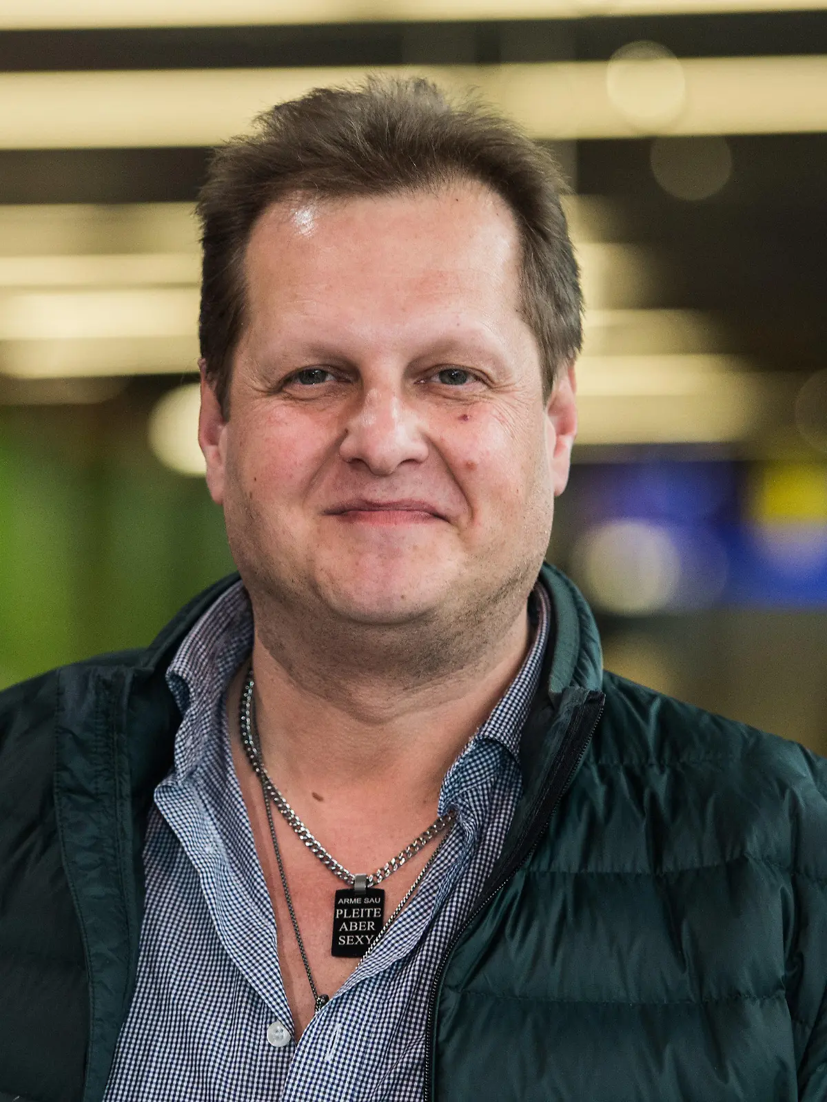 ARCHIV - 07.01.2017, Hessen, Frankfurt/Main: Jens Büchner "Mallorca-Jens" steht im Flughafen Frankfurt am Main. Der TV-Auswanderer ist im Alter von 49 Jahren gestorben. (zu dpa "TV-Auswanderer Jens Büchner im Alter von 49 Jahren gestorben" vom 18.11.2018) Foto: Andreas Arnold/dpa +++ dpa-Bildfunk +++