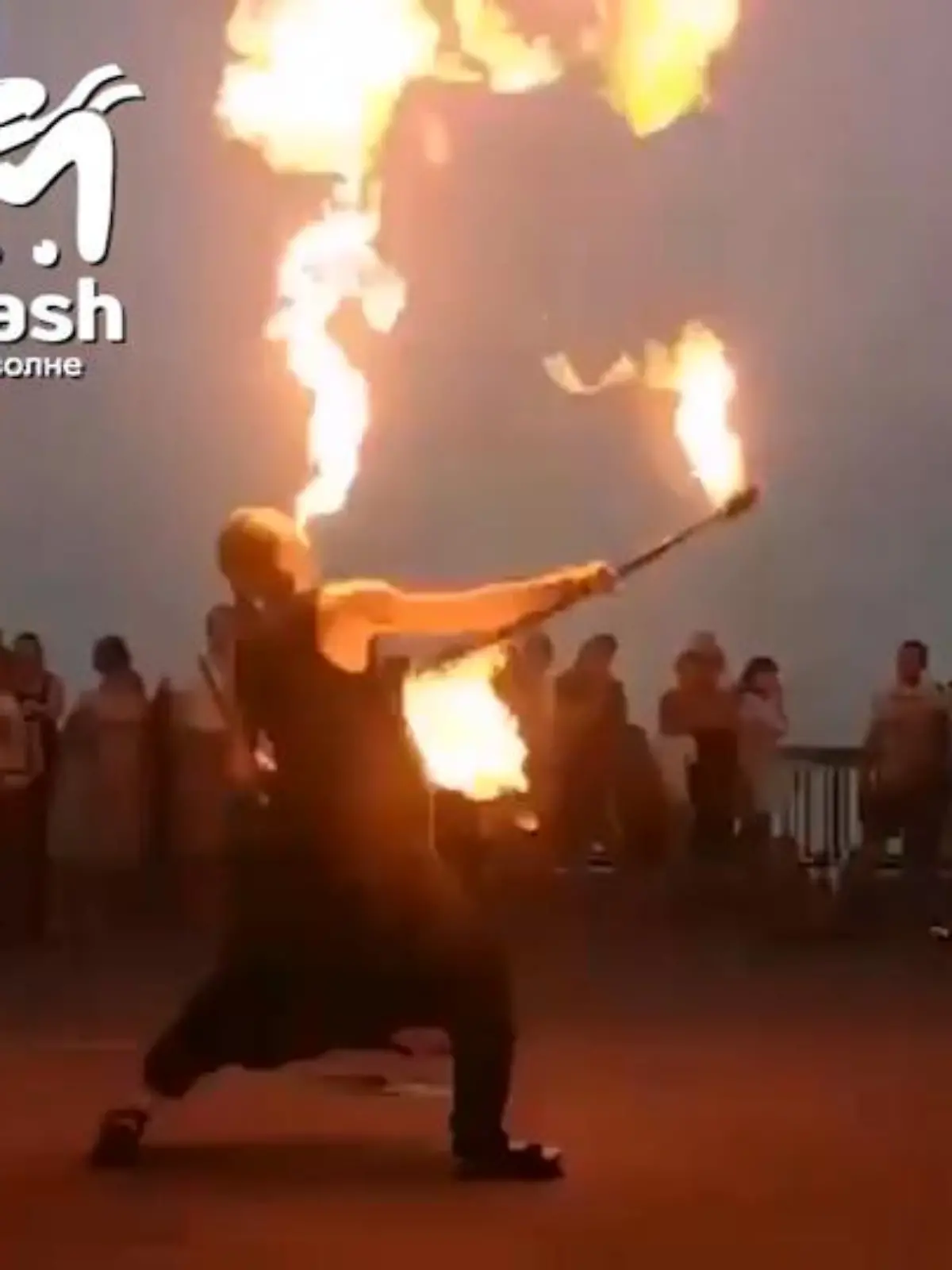 Grigory tritt mit seiner Show im Osten der Krim auf. Eigentlich sind das geübte Tricks, doch diesmal ging etwas schief! Beim Feuerspucken fängt sein Gesicht Feuer. Er erlitt Verbrennungen und liegt im Krankenhaus. Sein Glück, dass auch die Zuschauer so schnell reagiert und geholfen haben.